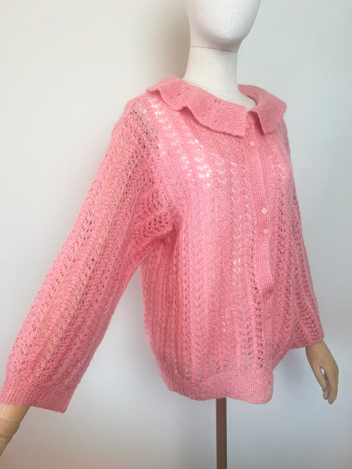 Cardigan vintage tricoté main rose maille ajourée dentelle et grand col Claudine Taille 38 au 42