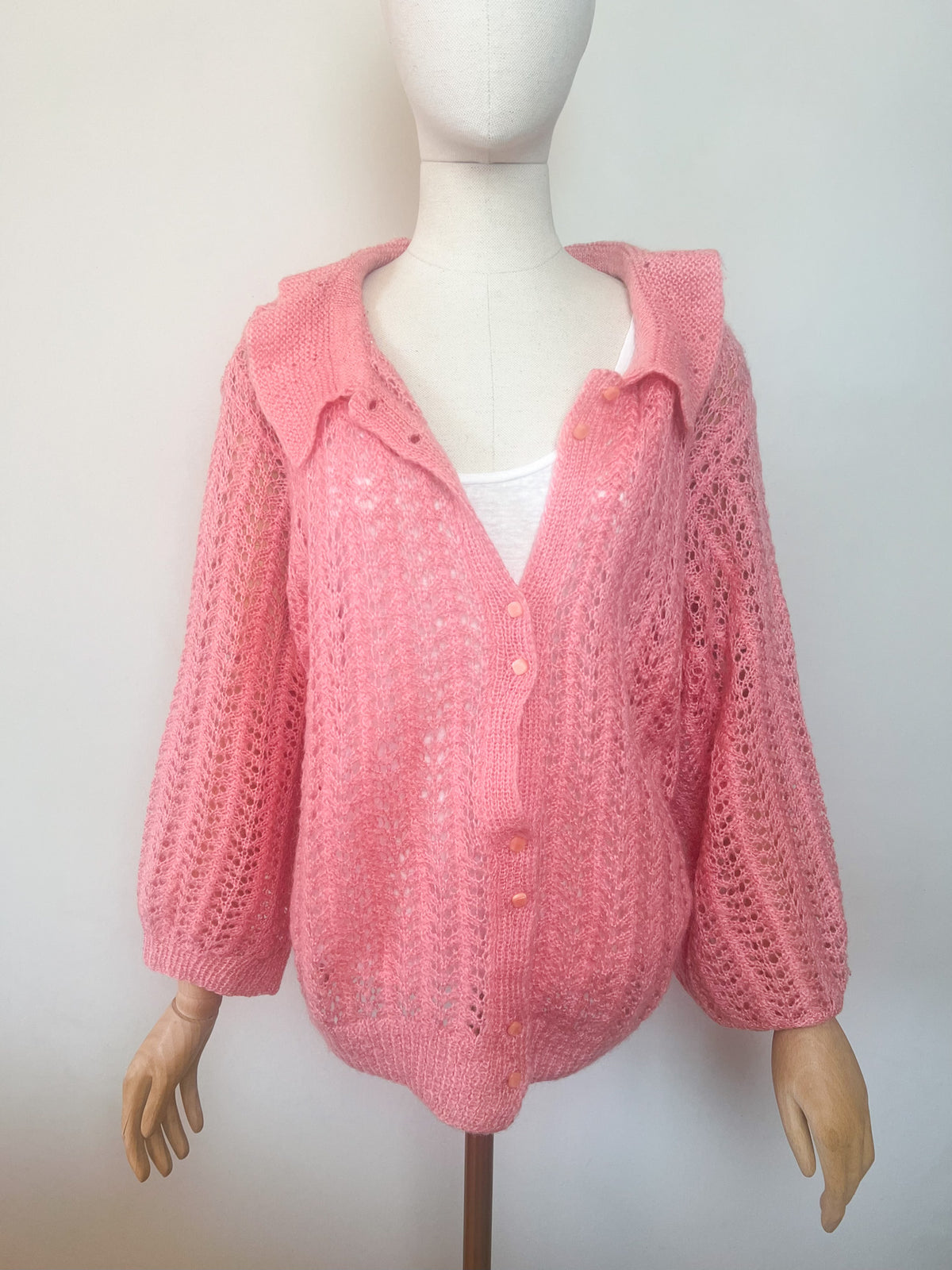 Cardigan vintage tricoté main rose maille ajourée dentelle et grand col Claudine Taille 38 au 42