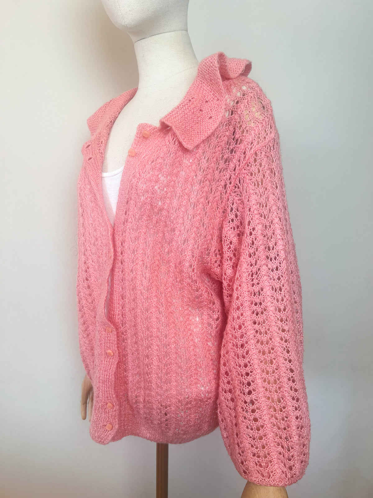 Cardigan vintage tricoté main rose maille ajourée dentelle et grand col Claudine Taille 38 au 42