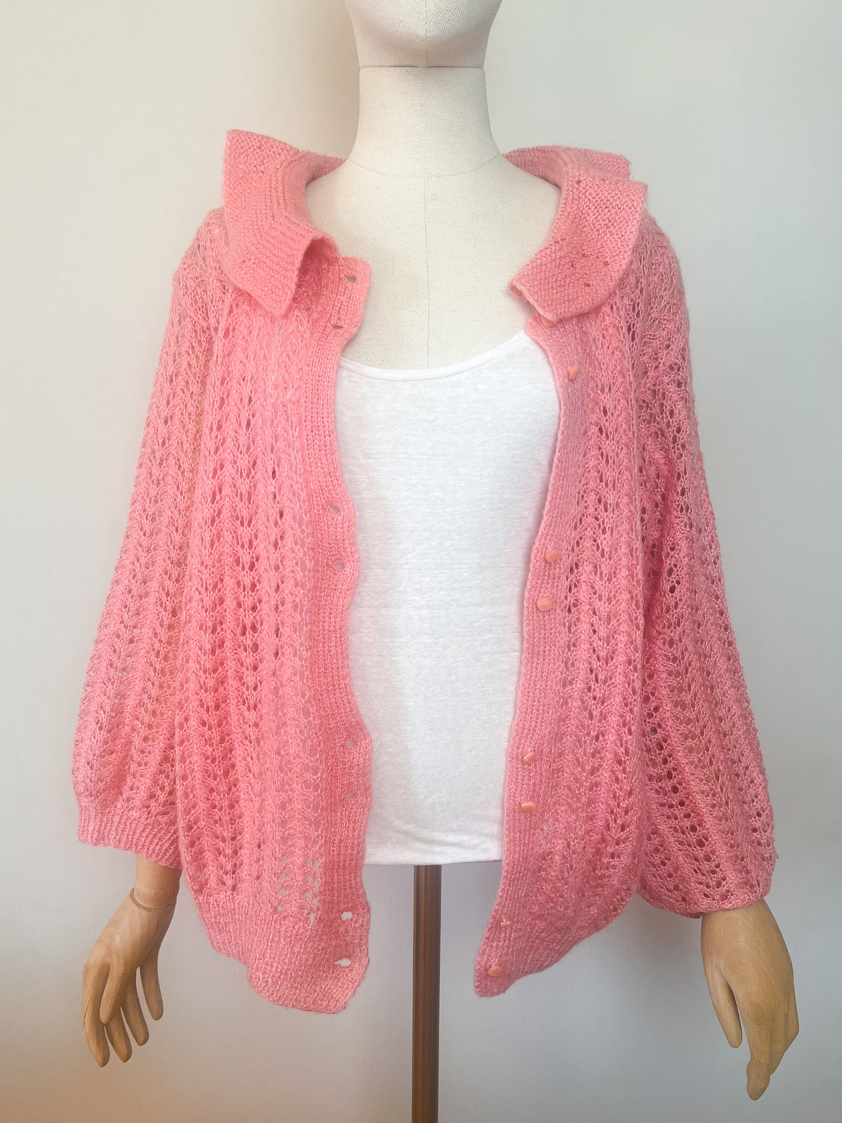 Cardigan vintage tricoté main rose maille ajourée dentelle et grand col Claudine Taille 38 au 42