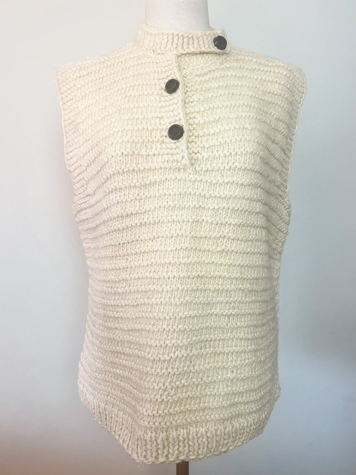 Pull sans manches tricoté main 100% Pure Laine rustique écru & col montant boutonné — Taille 36/38