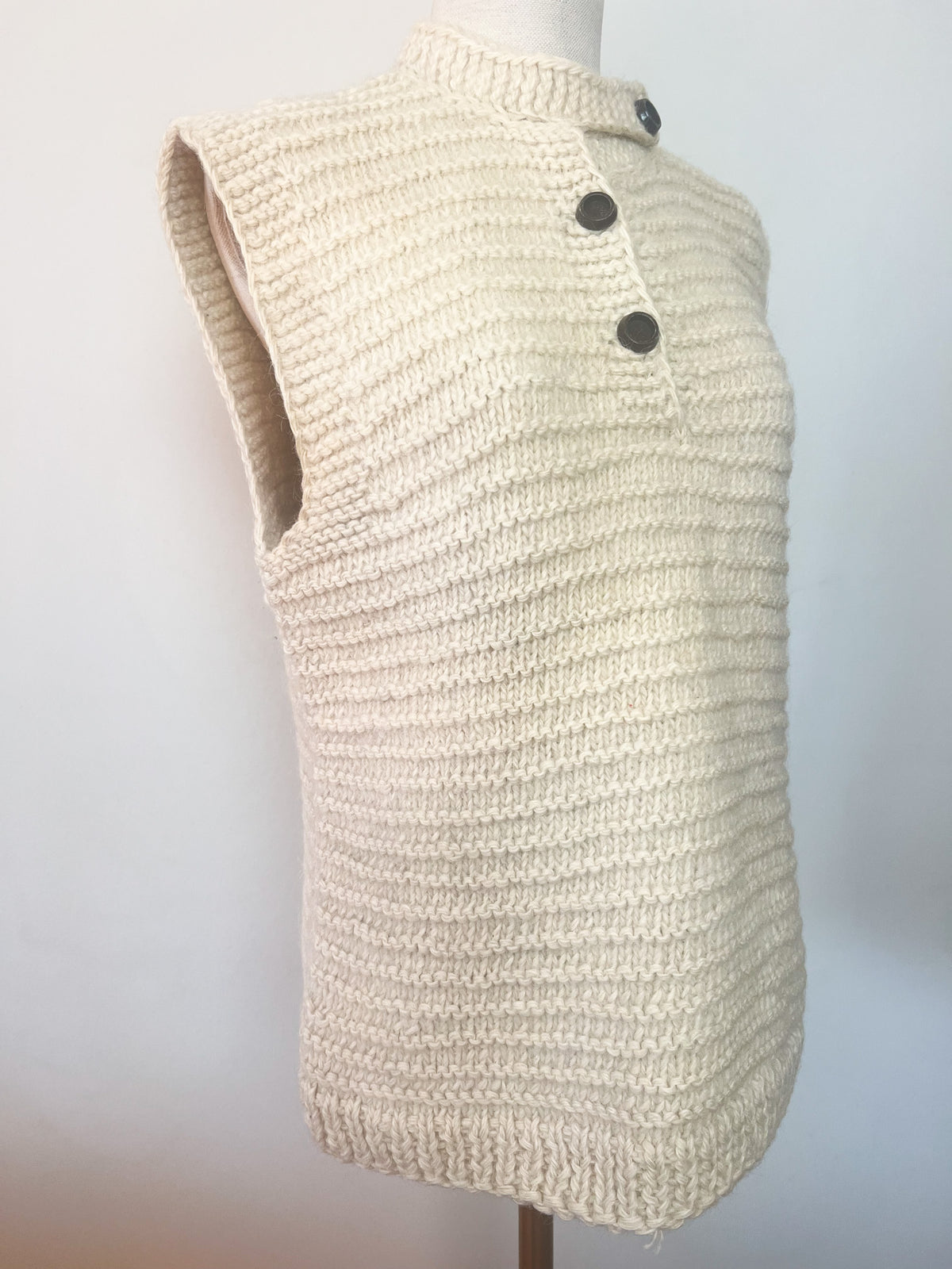 Pull sans manches tricoté main 100% Pure Laine rustique écru & col montant boutonné — Taille 36/38