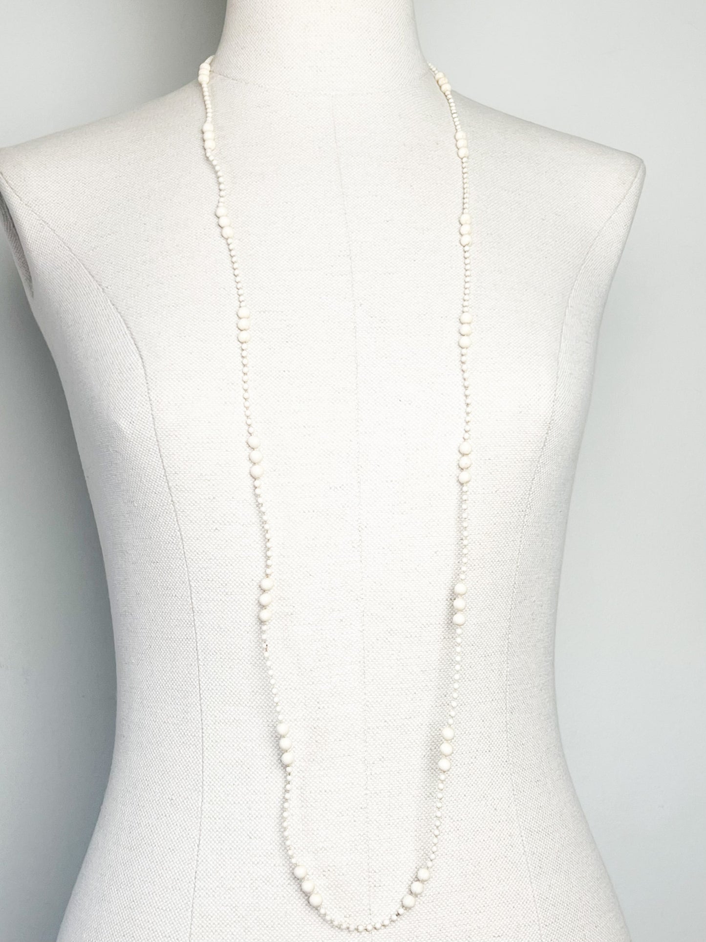 Collier Sautoir Long Vintage Années 70 - Perles Crème & Ivoire - Look Gatsby_ Exemplaire n°1