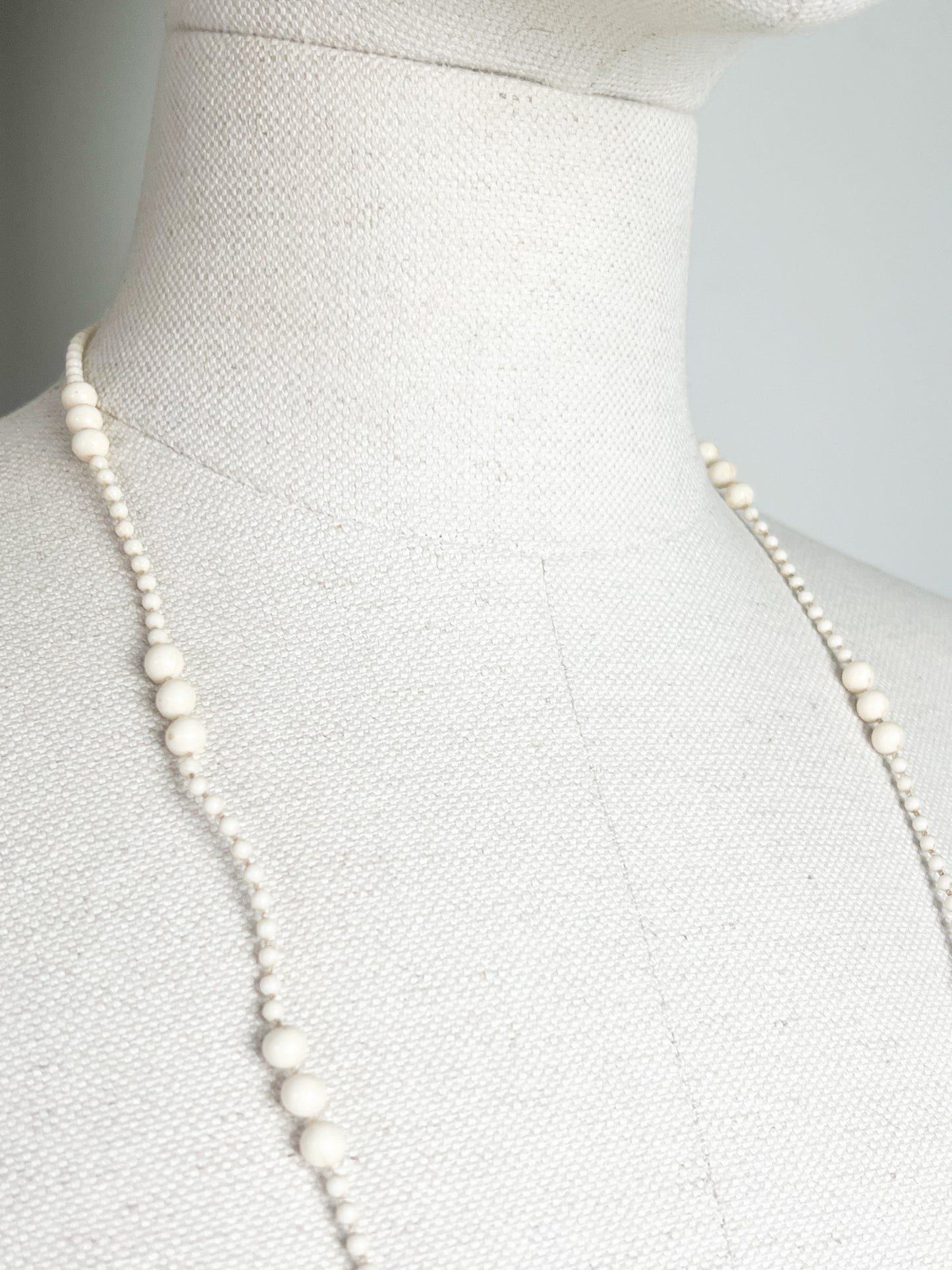 Collier Sautoir Long Vintage Années 70 - Perles Crème & Ivoire - Look Gatsby_ Exemplaire n°1