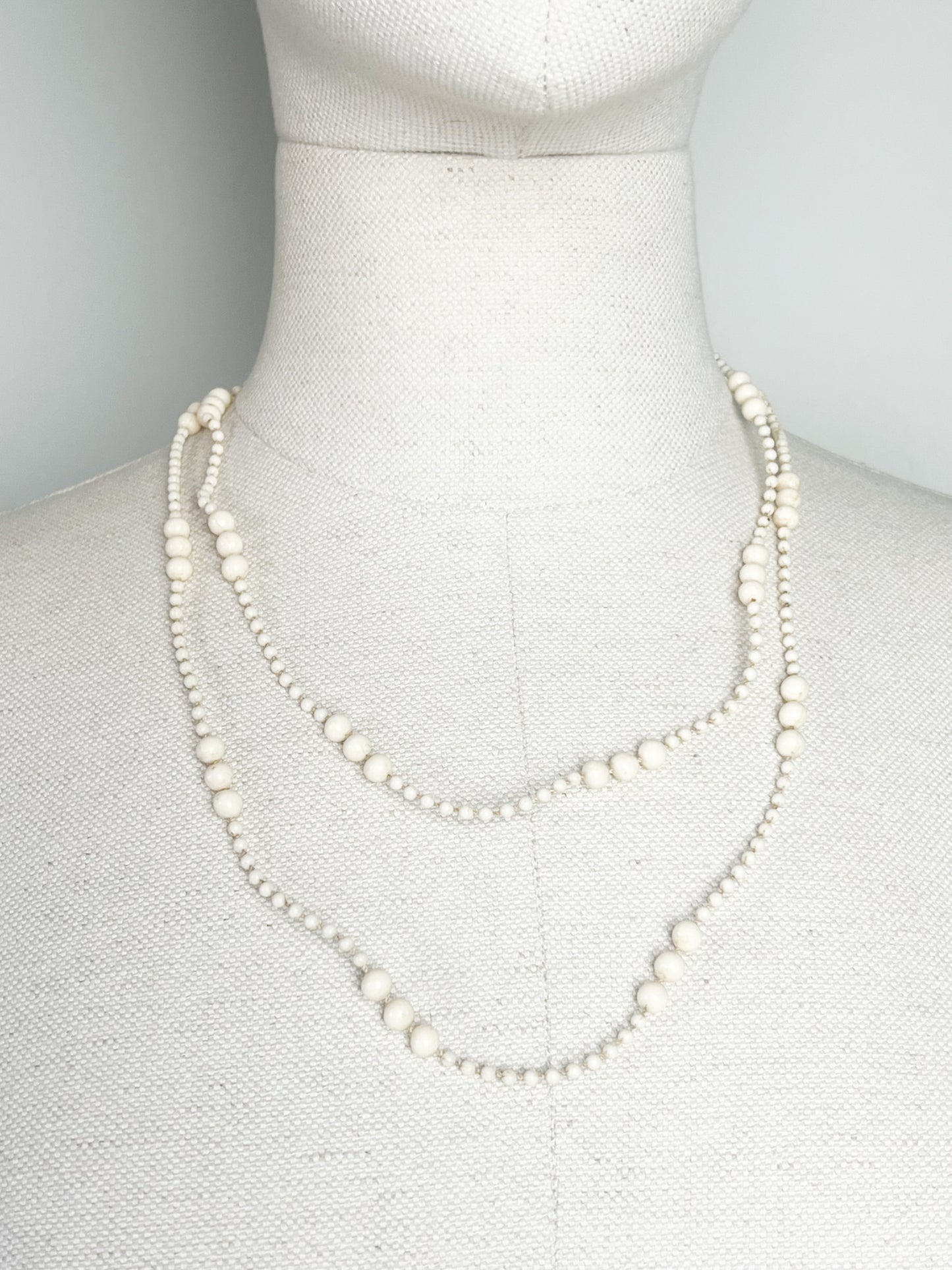 Collier Sautoir Long Vintage Années 70 - Perles Crème & Ivoire - Look Gatsby_ Exemplaire n°1