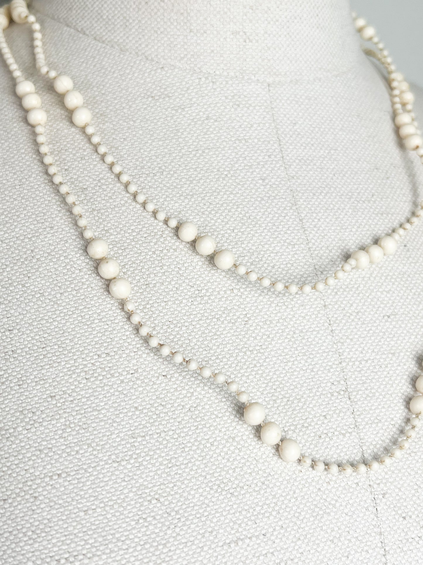 Collier Sautoir Long Vintage Années 70 - Perles Crème & Ivoire - Look Gatsby_ Exemplaire n°1