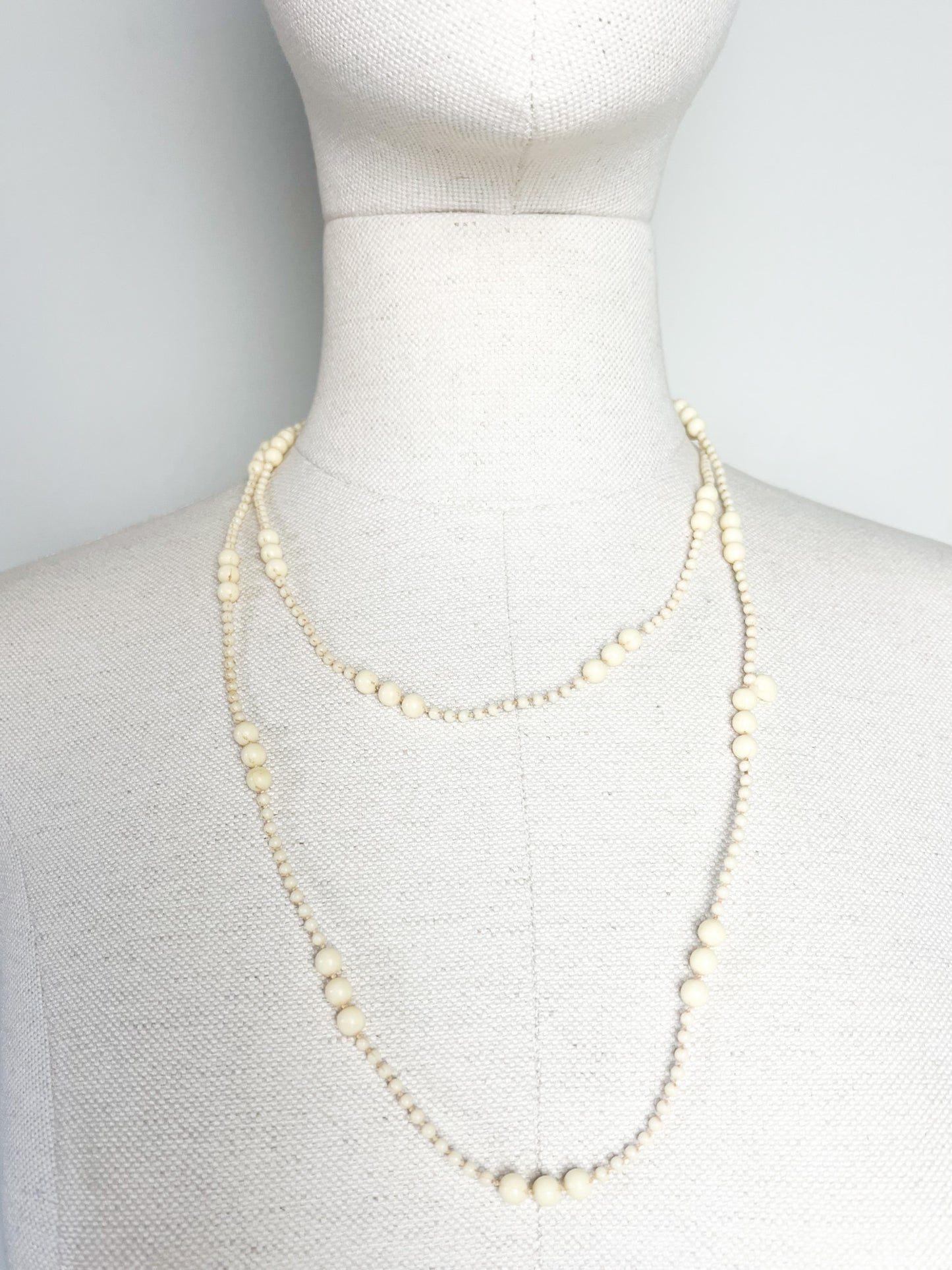 Collier Sautoir Long Vintage Années 70 - Perles Crème & Ivoire - Look Gatsby_ Exemplaire n°2