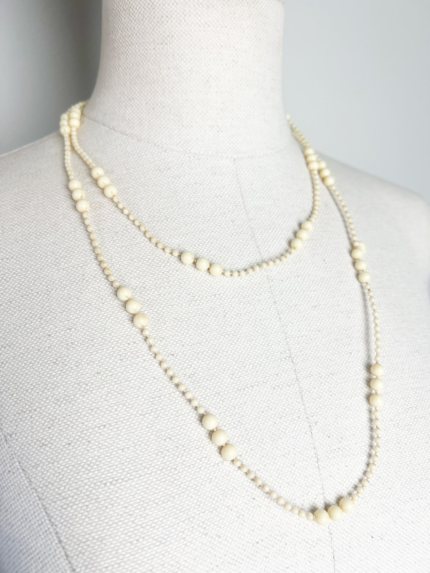 Collier Sautoir Long Vintage Années 70 - Perles Crème & Ivoire - Look Gatsby_ Exemplaire n°2