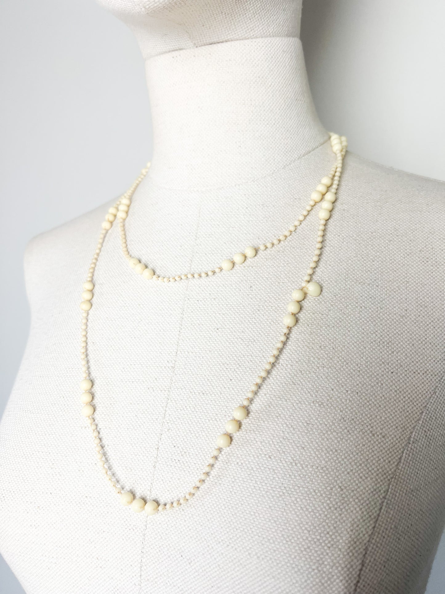 Collier Sautoir Long Vintage Années 70 - Perles Crème & Ivoire - Look Gatsby_ Exemplaire n°2