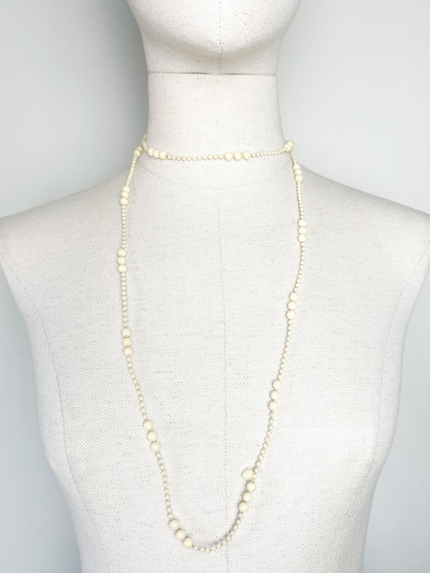 Collier Sautoir Long Vintage Années 70 - Perles Crème & Ivoire - Look Gatsby_ Exemplaire n°2