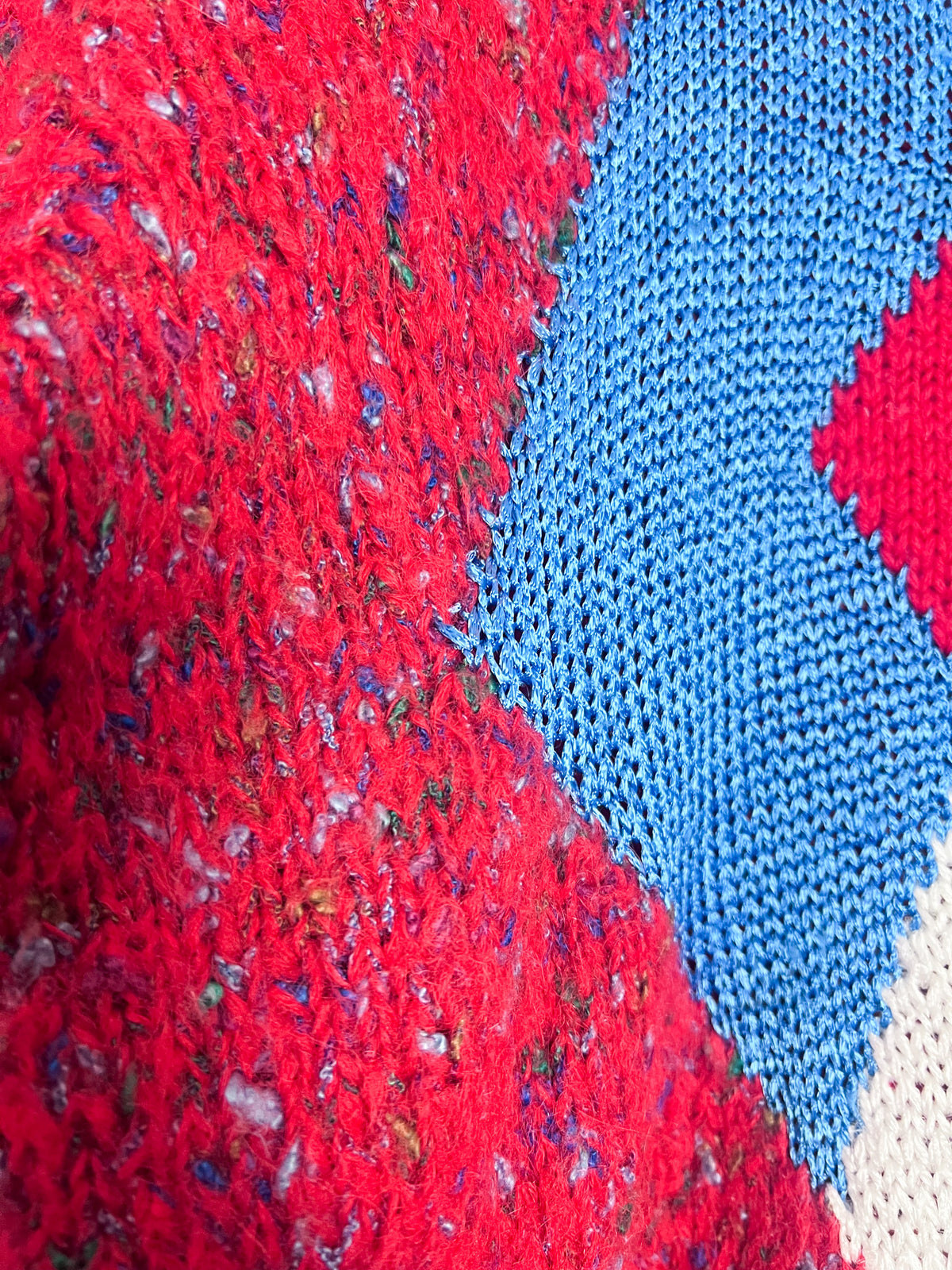 Pull vintage 80s rouge moucheté & motif géométrique losange tricoté main — Taille 38/40