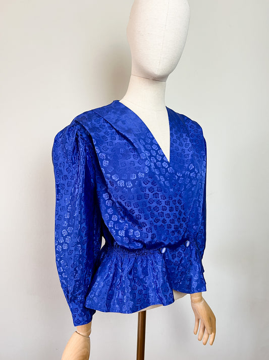 Blouse Vintage Années 80 Bleue Roi Damassée Roses - Croisée & Basques - T. 38 FR (M)