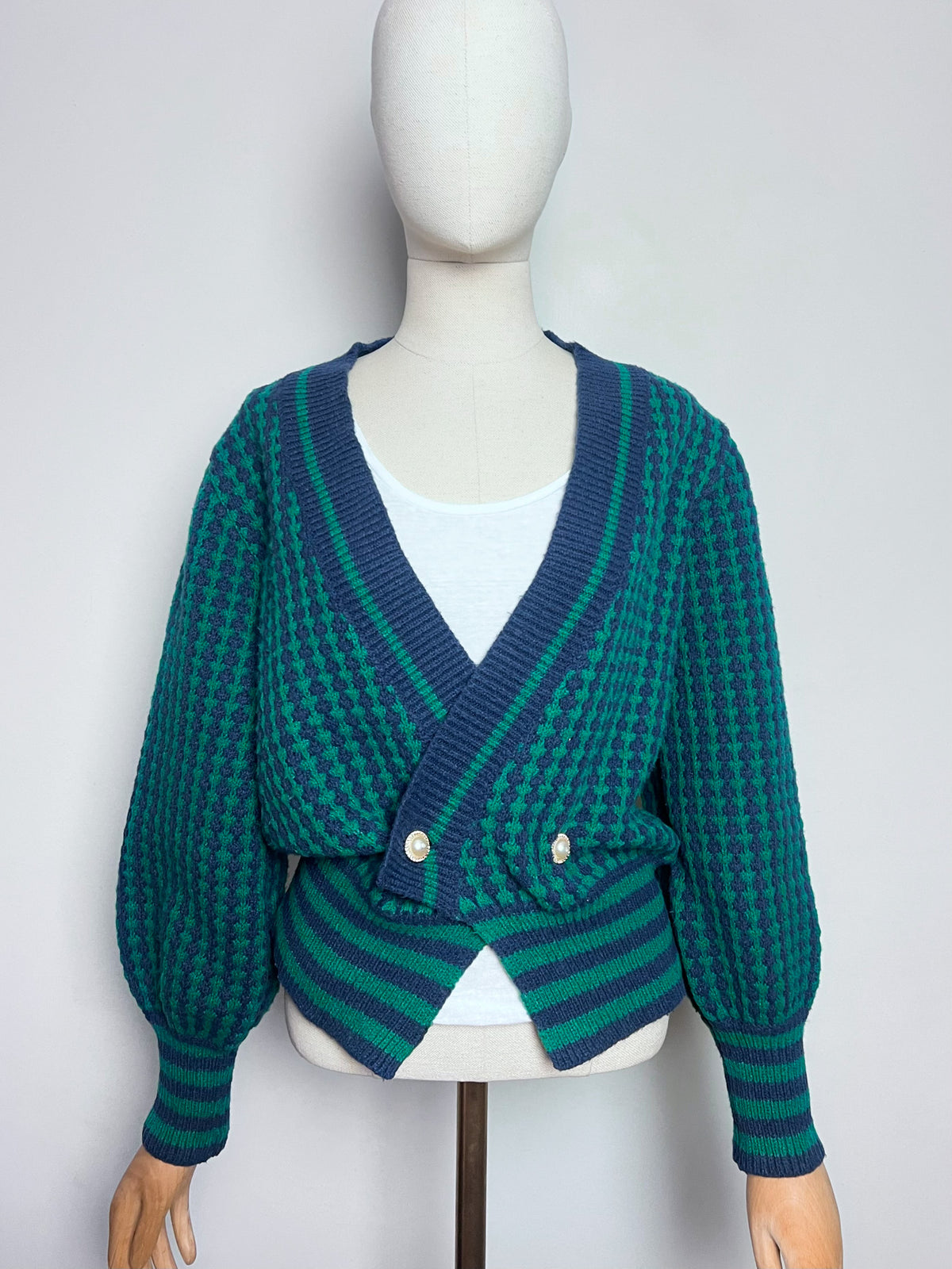 Cardigan croisé vintage 80s bleu marine et vert sapin — Boutons bijoux nacre & manches ballon — Taille 38/40