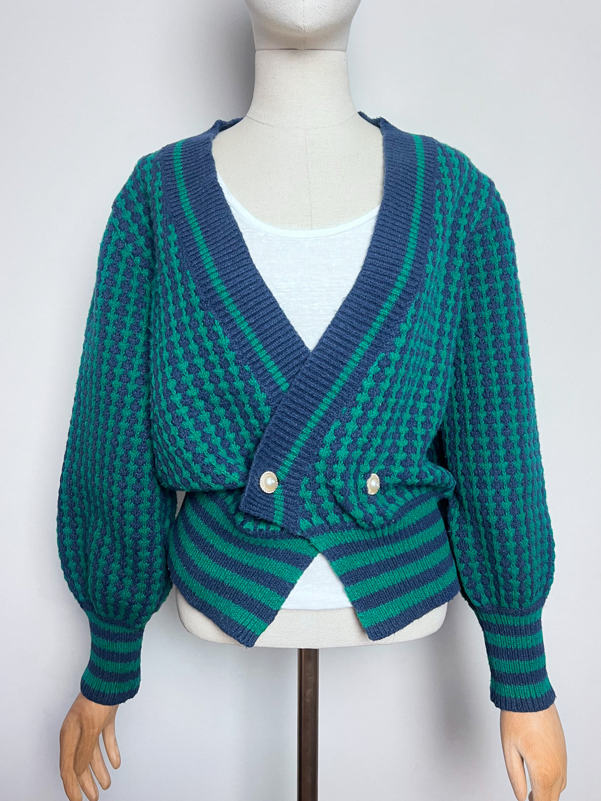 Cardigan croisé vintage 80s bleu marine et vert sapin — Boutons bijoux nacre & manches ballon — Taille 38/40