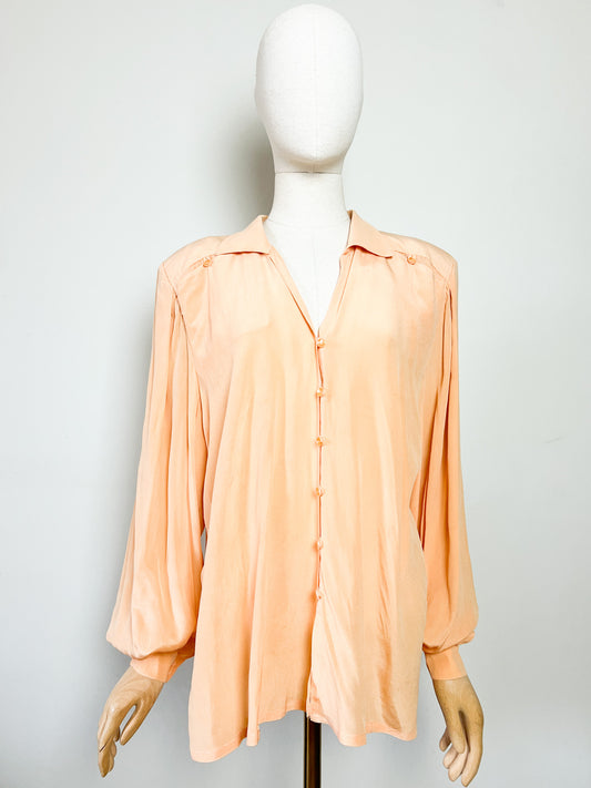 Chemisier Blouse Vintage Jacques Molko Paris - 100% Soie Jaune Abricot - Épaulettes & Boutons Fantaisie - Années 80 - T. 44 FR (XL)