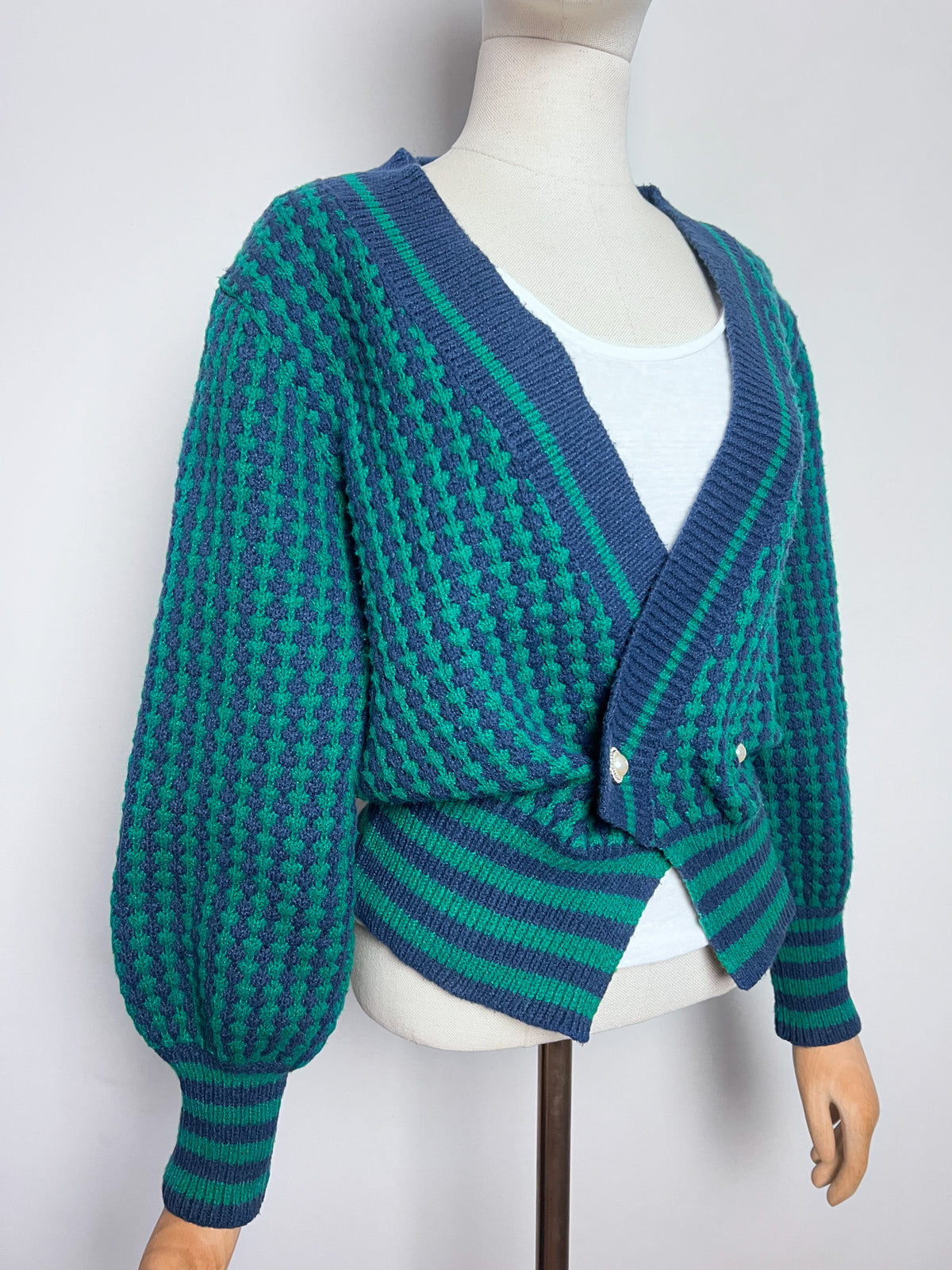 Cardigan croisé vintage 80s bleu marine et vert sapin — Boutons bijoux nacre & manches ballon — Taille 38/40