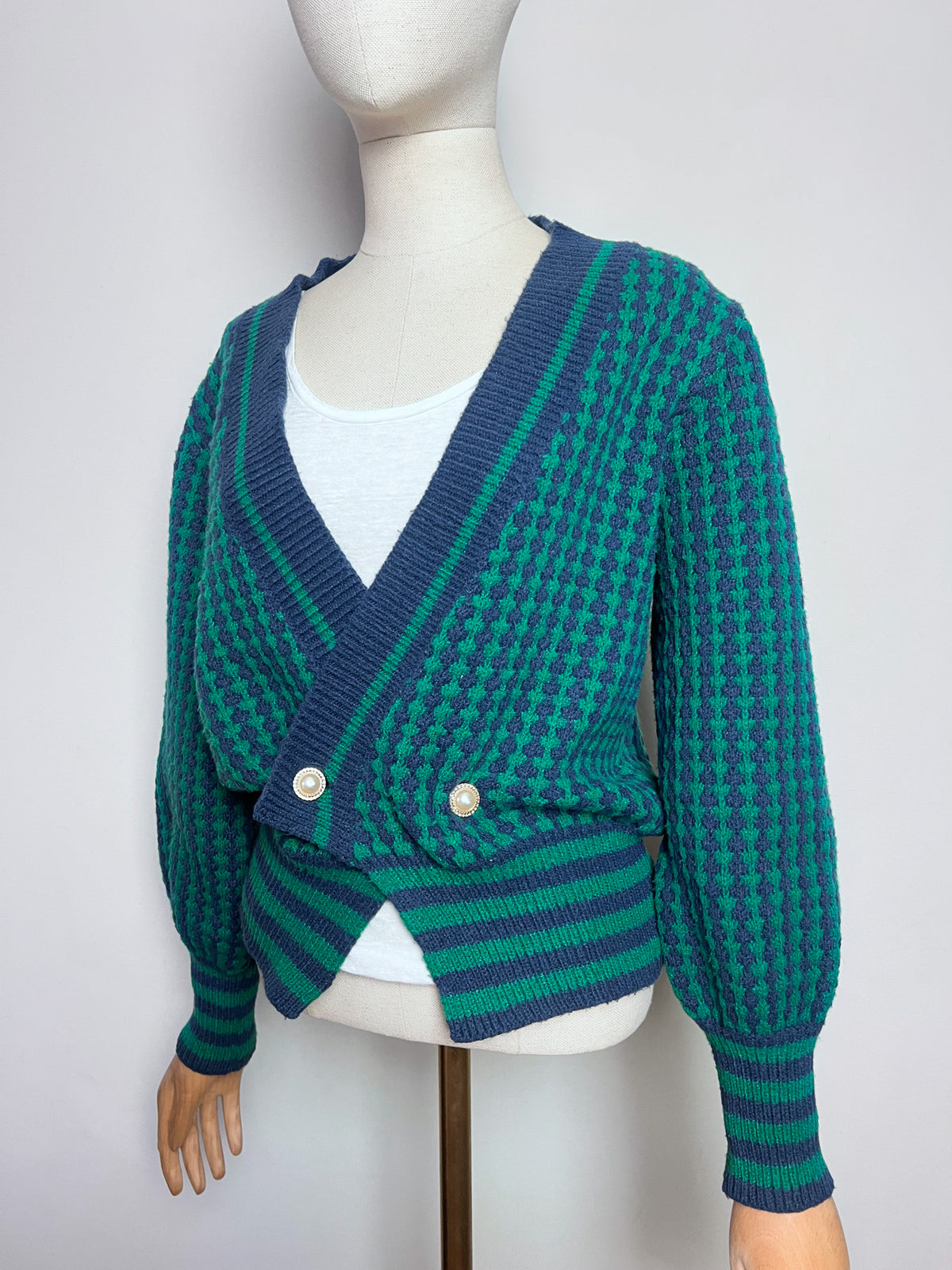 Cardigan croisé vintage 80s bleu marine et vert sapin — Boutons bijoux nacre & manches ballon — Taille 38/40