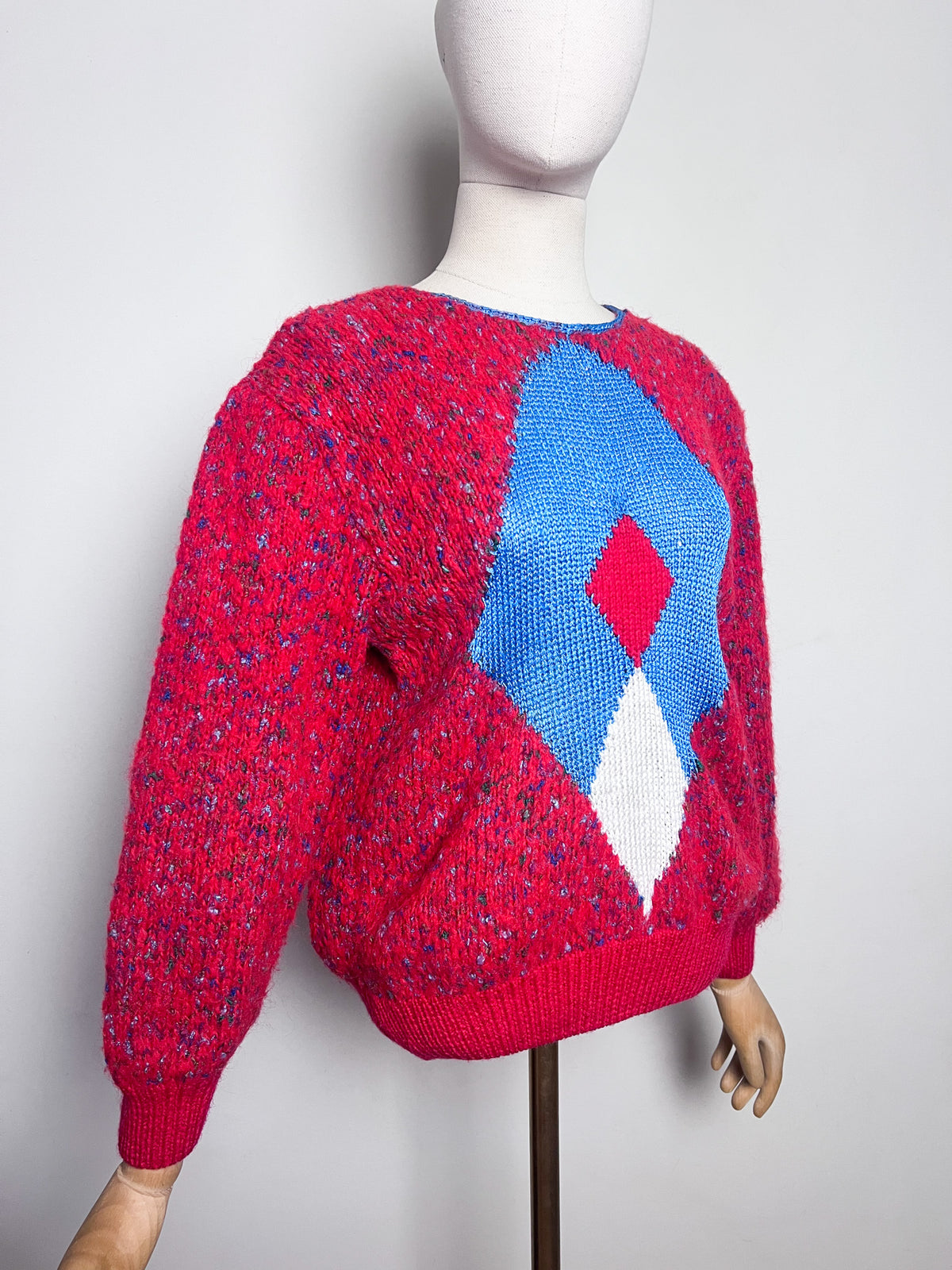 Pull vintage 80s rouge moucheté & motif géométrique losange tricoté main — Taille 38/40