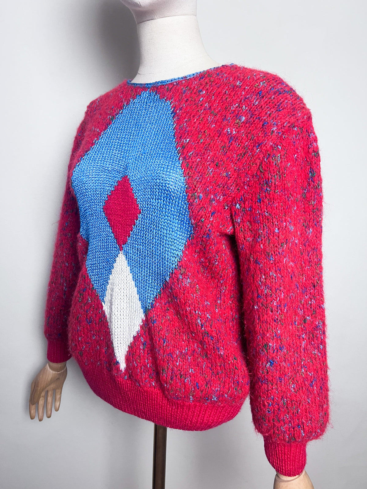 Pull vintage 80s rouge moucheté & motif géométrique losange tricoté main — Taille 38/40
