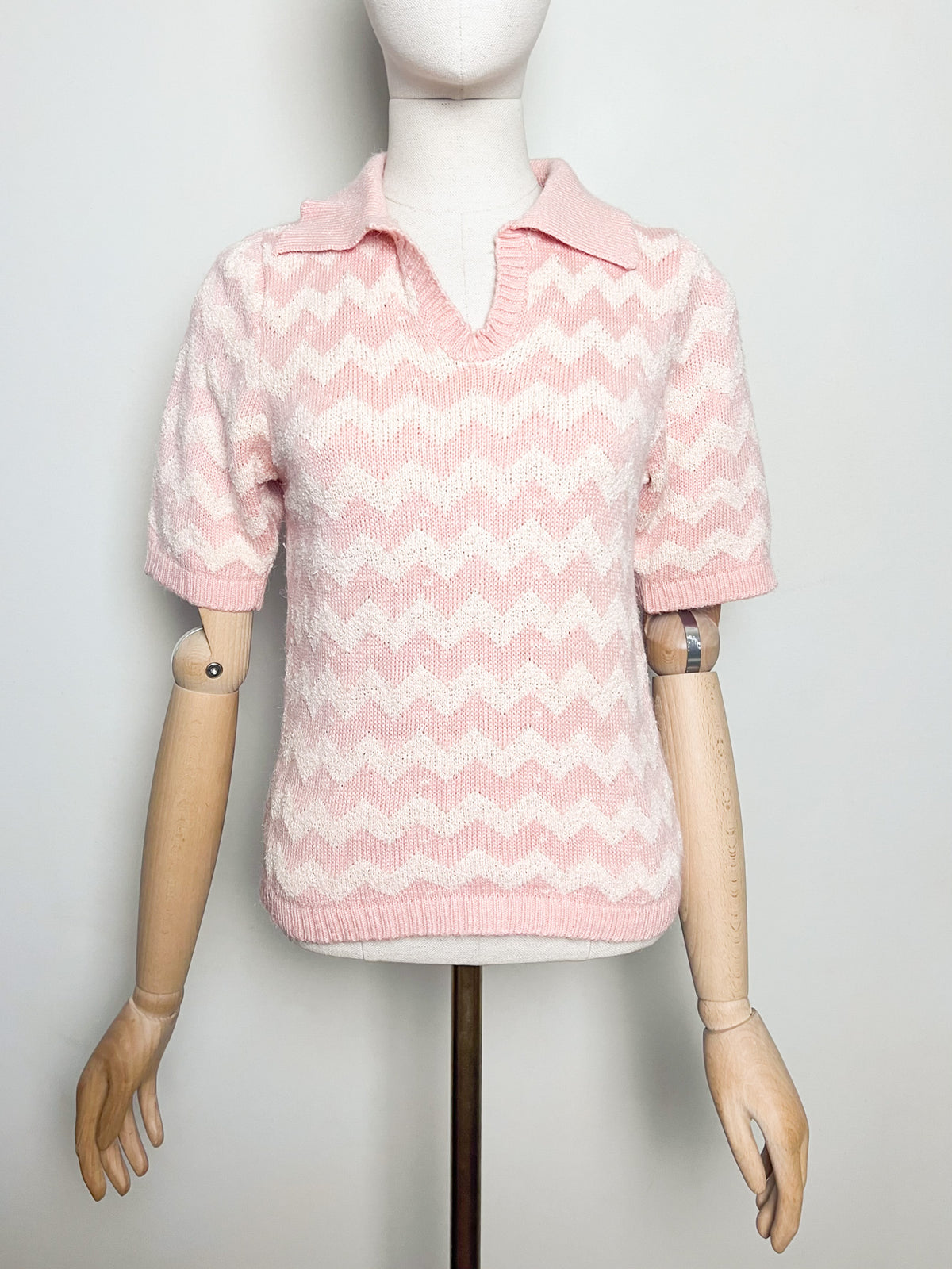 Top pull vintage 70s 80s col polo maille zigzags rose poudré & crème Vogari's — Taille 34/36