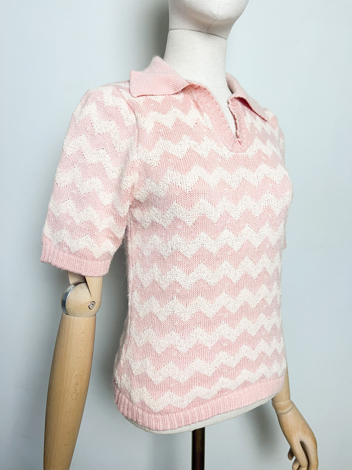 Top pull vintage 70s 80s col polo maille zigzags rose poudré & crème Vogari's — Taille 34/36