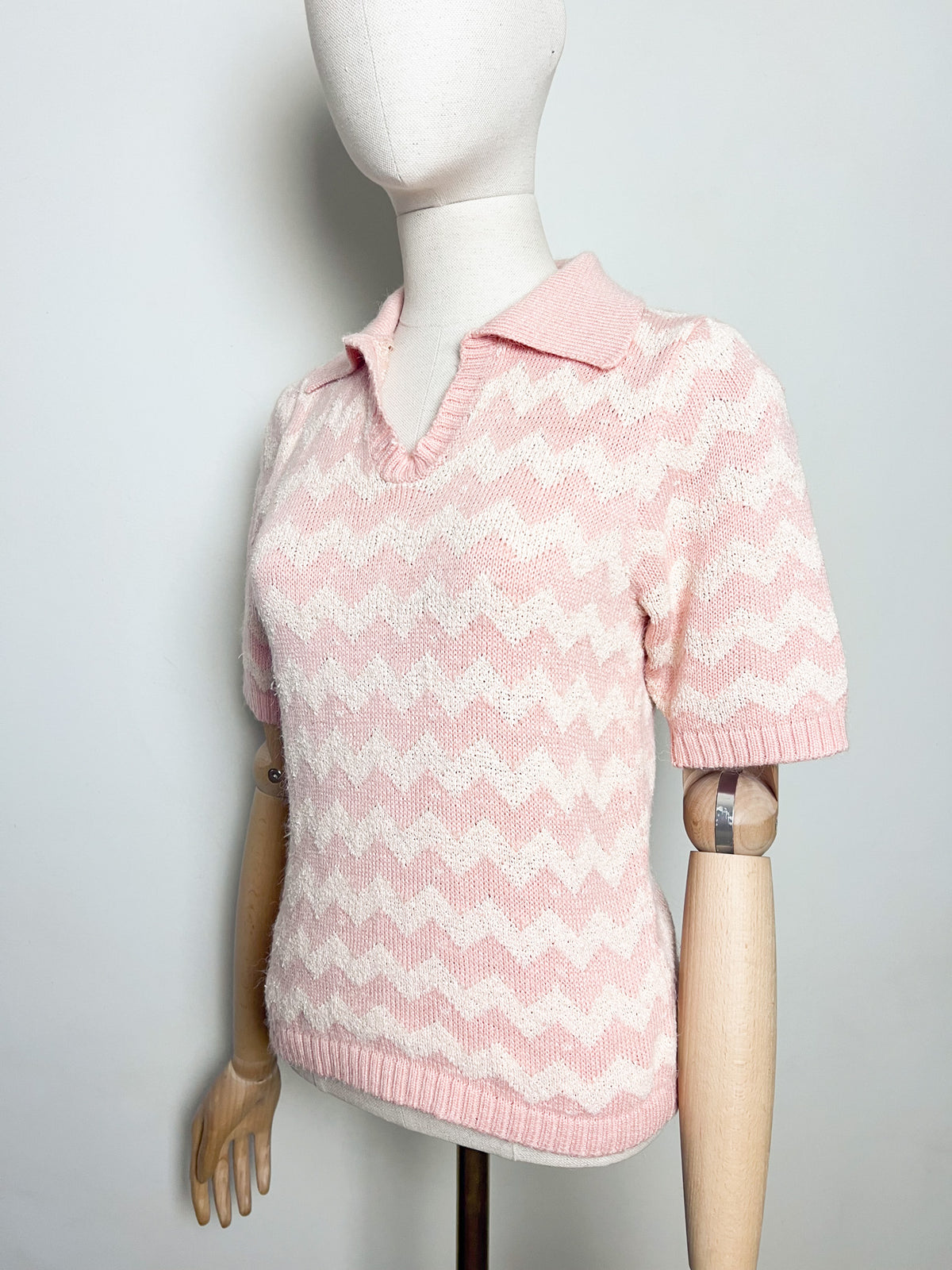 Top pull vintage 70s 80s col polo maille zigzags rose poudré & crème Vogari's — Taille 34/36
