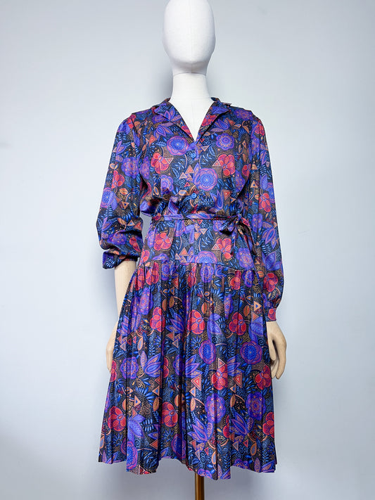 Robe Chemisier Vintage Fluide Imprimé Cachemire / Foulard - Tons Bleu, Ocre, Violet - Bas Plissé & Ceinture - Années 70/80 - T. 36 FR (S)