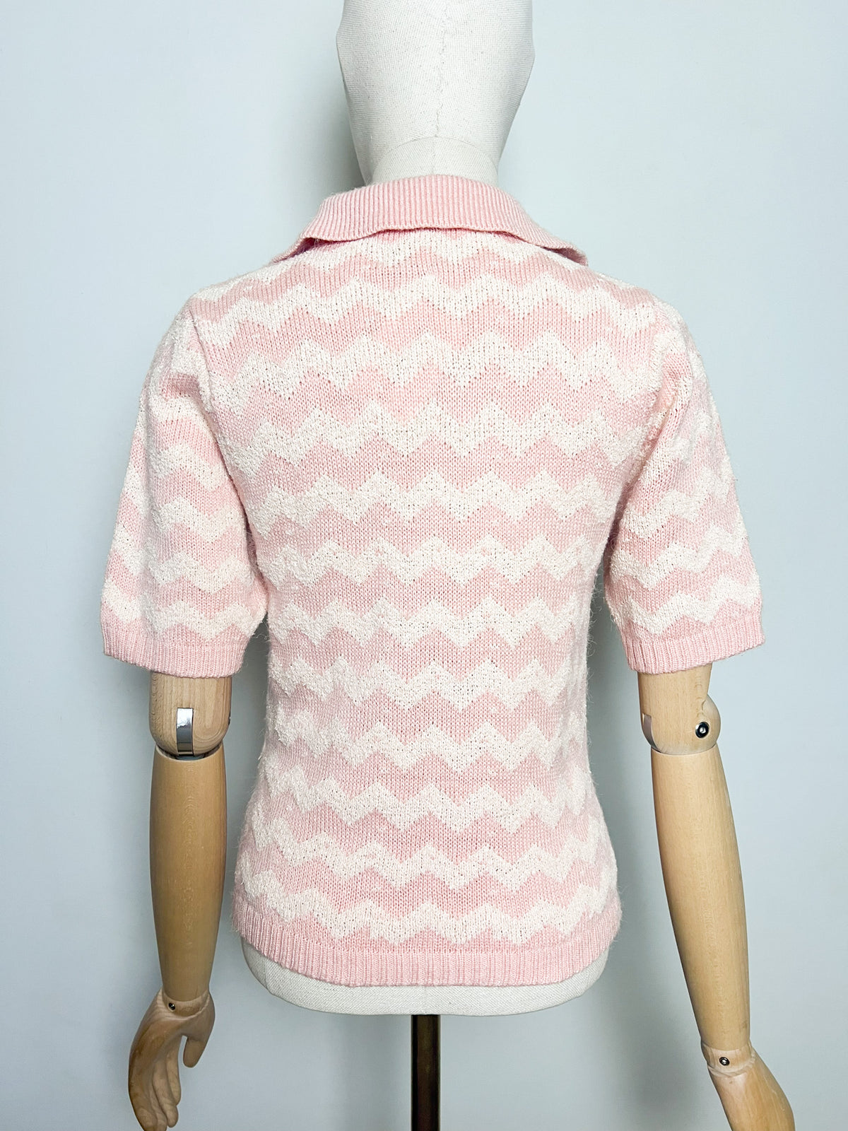 Top pull vintage 70s 80s col polo maille zigzags rose poudré & crème Vogari's — Taille 34/36