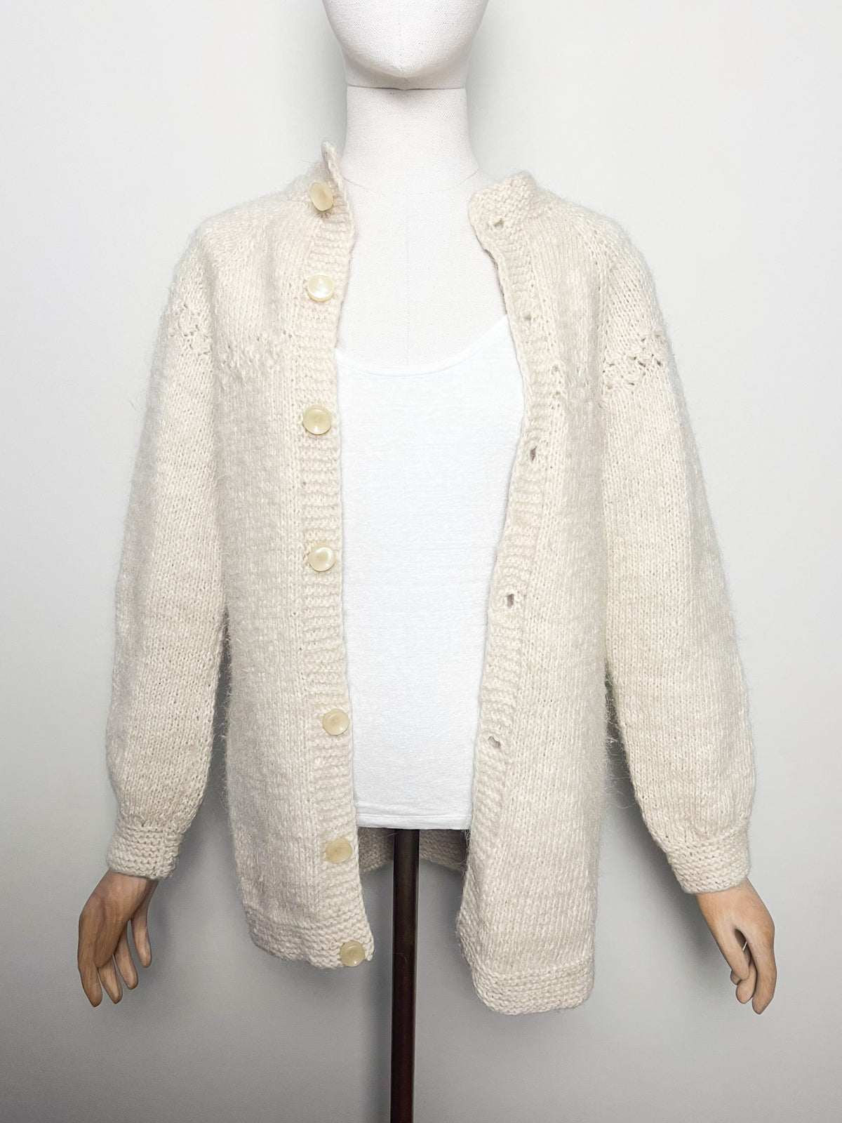Cardigan mi long vintage tricoté main 100% Pure Laine écru — Manches raglan & boutons nacrés — Taille 36 (S)