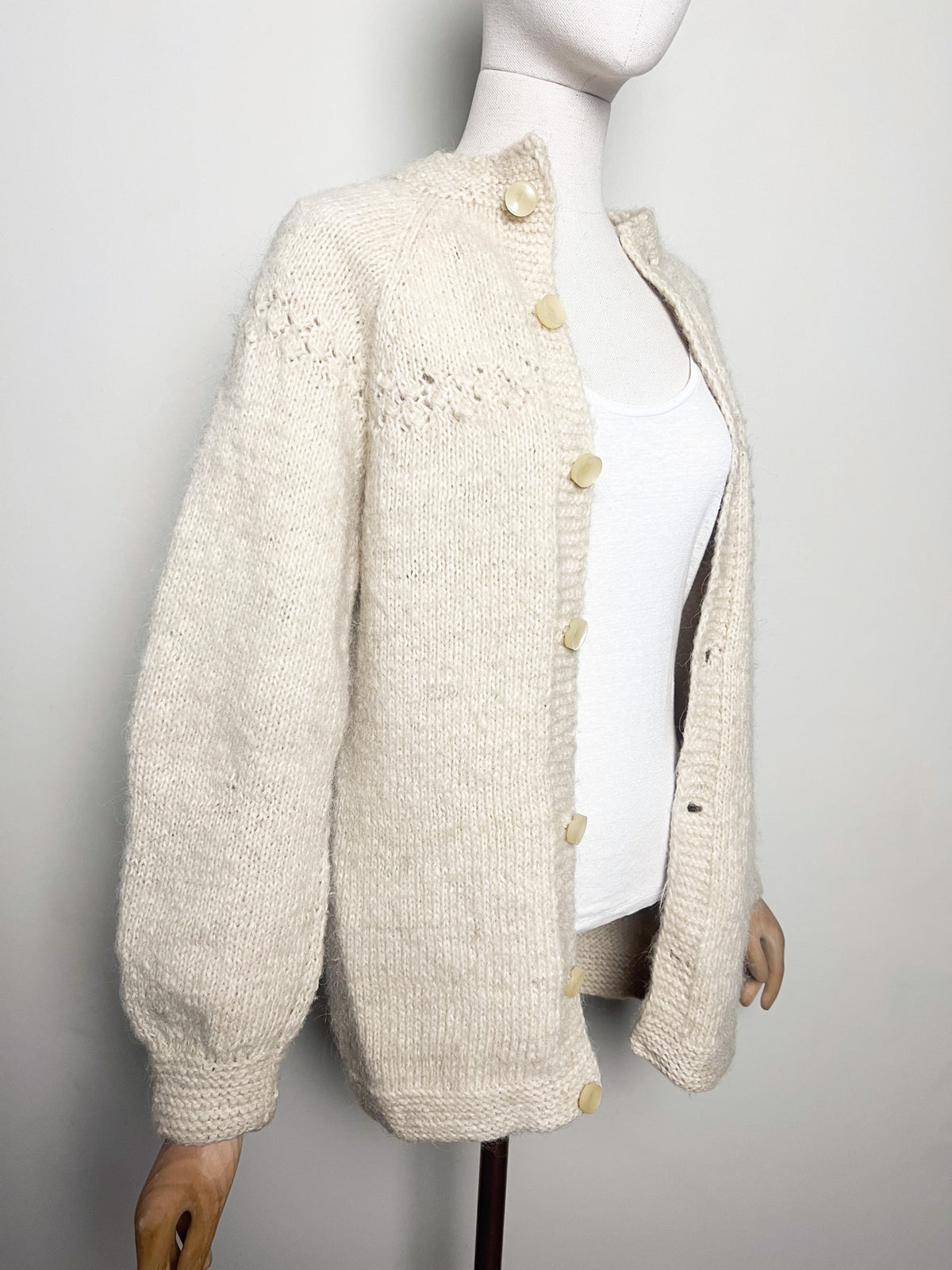 Cardigan mi long vintage tricoté main 100% Pure Laine écru — Manches raglan & boutons nacrés — Taille 36 (S)