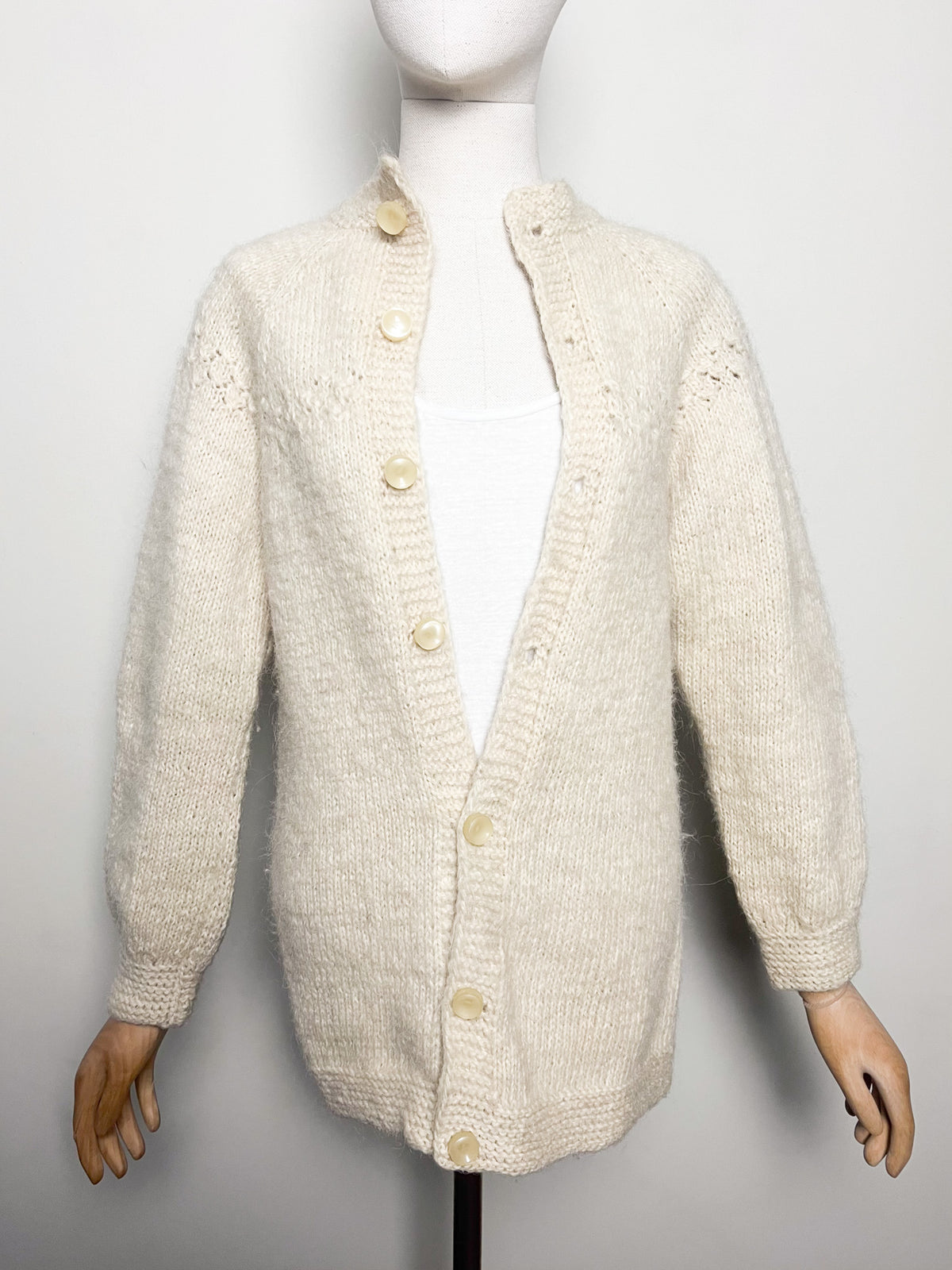 Cardigan mi long vintage tricoté main 100% Pure Laine écru — Manches raglan & boutons nacrés — Taille 36 (S)