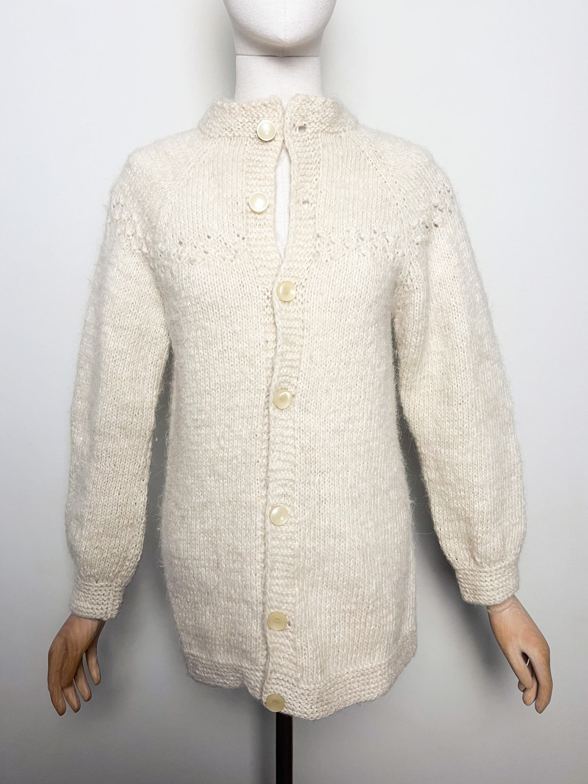 Cardigan mi long vintage tricoté main 100% Pure Laine écru — Manches raglan & boutons nacrés — Taille 36 (S)