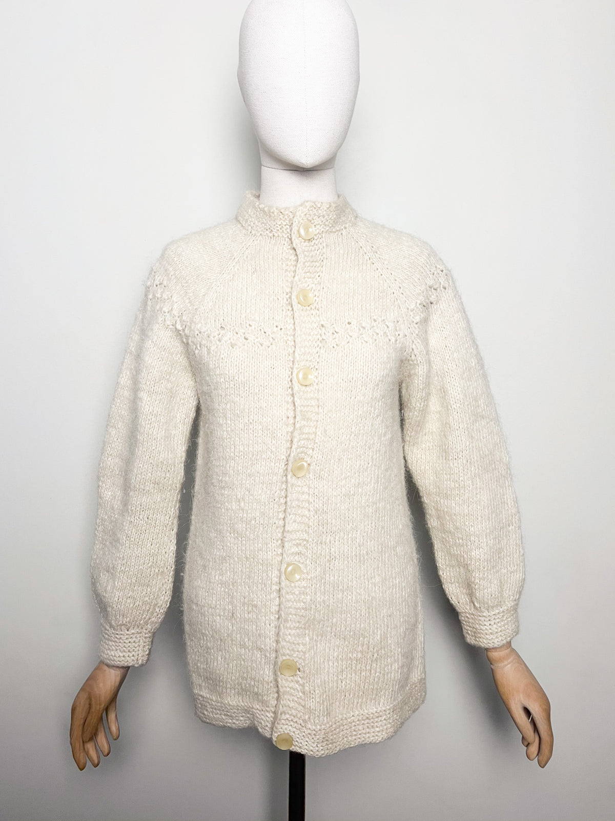 Cardigan mi long vintage tricoté main 100% Pure Laine écru — Manches raglan & boutons nacrés — Taille 36 (S)