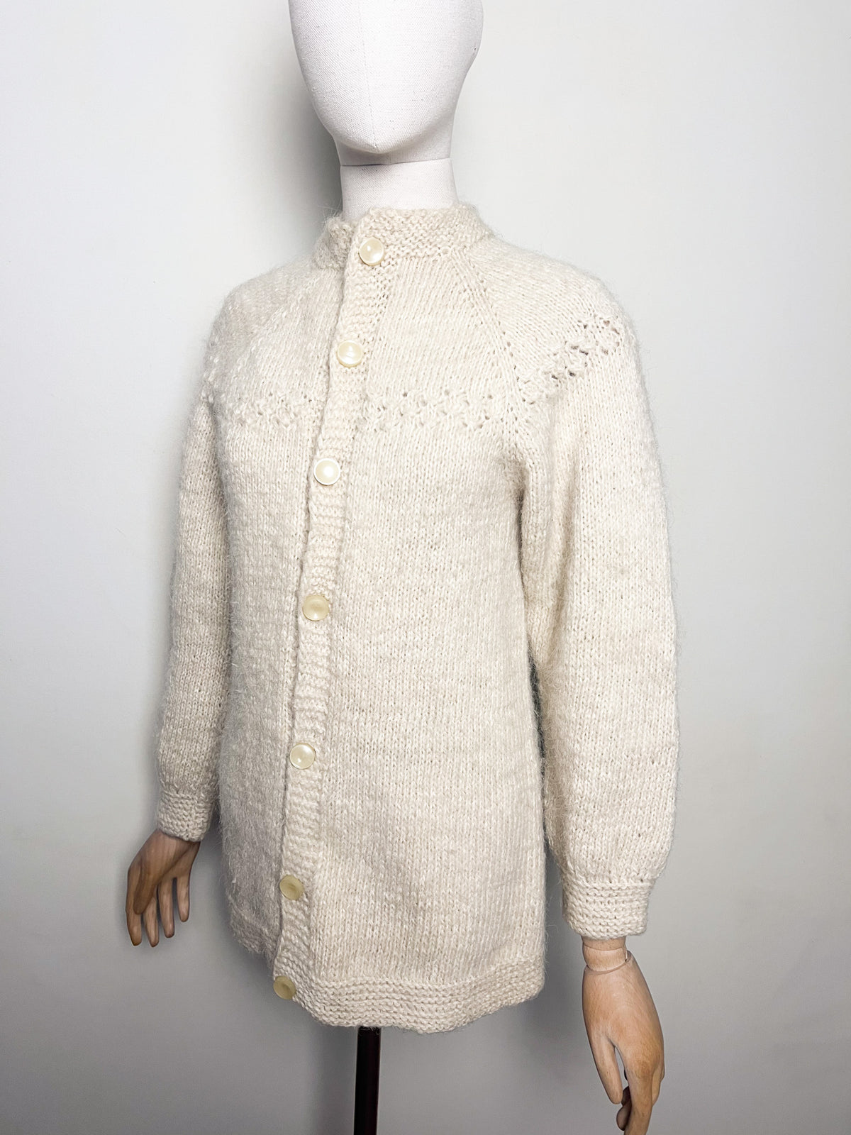 Cardigan mi long vintage tricoté main 100% Pure Laine écru — Manches raglan & boutons nacrés — Taille 36 (S)