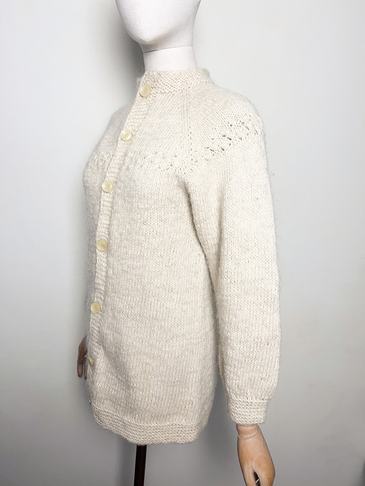Cardigan mi long vintage tricoté main 100% Pure Laine écru — Manches raglan & boutons nacrés — Taille 36 (S)