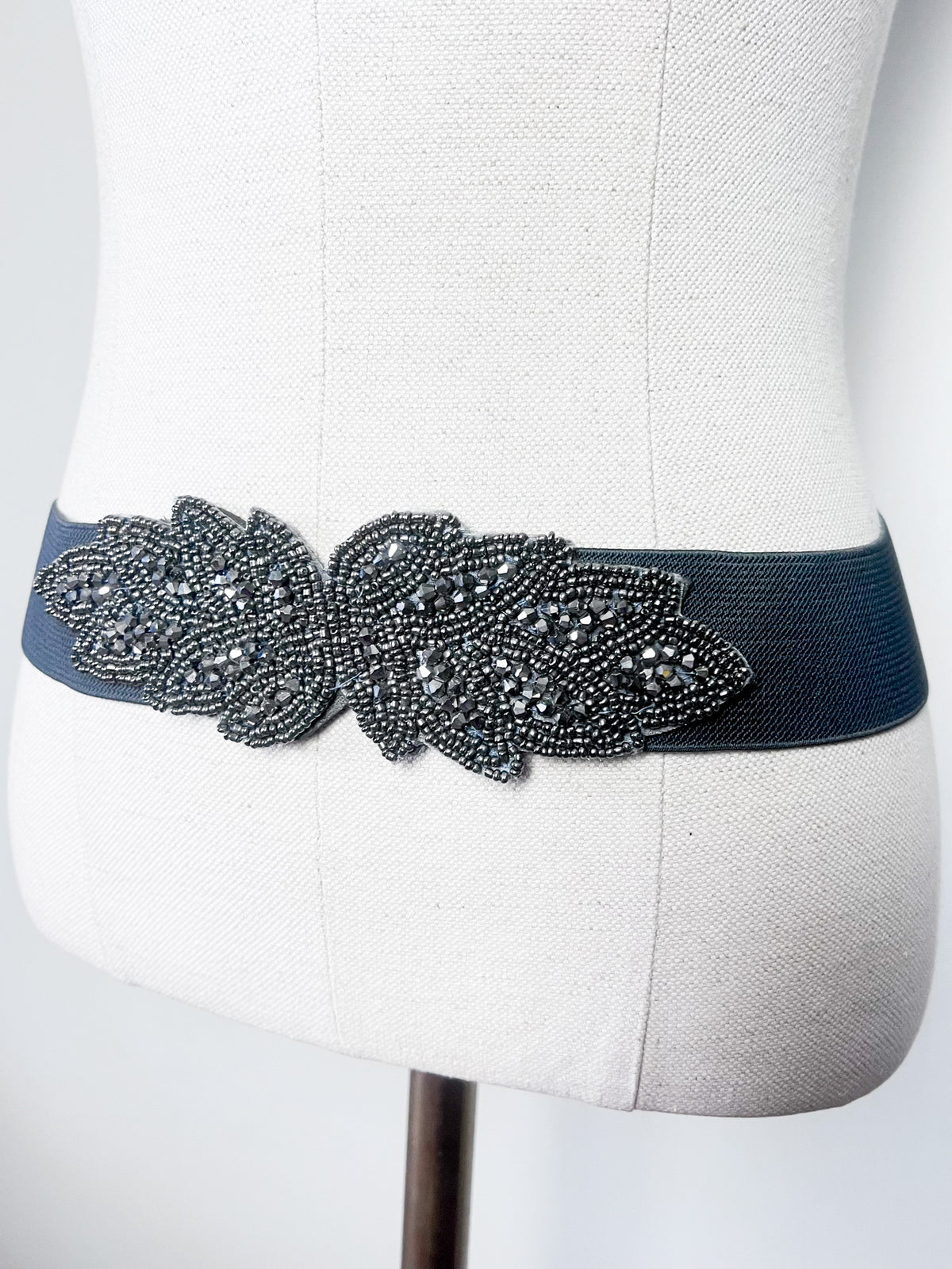 Ceinture serre-taille élastique gris anthracite empiècement bijou perles argentées — Taille 70 (34/36)