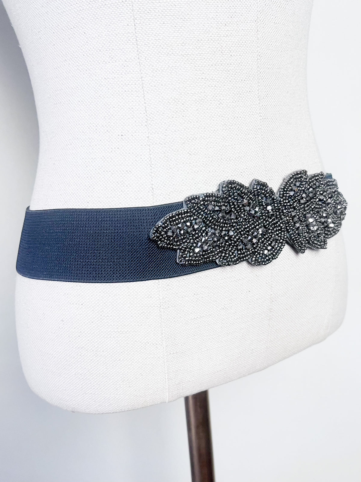 Ceinture serre-taille élastique gris anthracite empiècement bijou perles argentées — Taille 70 (34/36)
