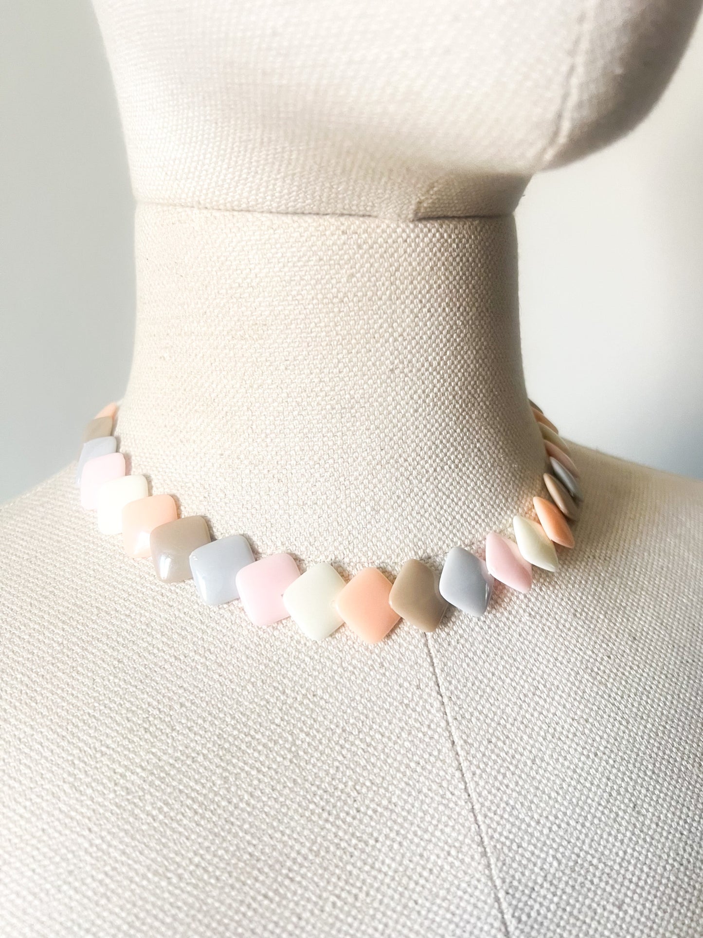 Collier Ras-de-Cou Vintage Années 80 - Perles Géométriques Pastel