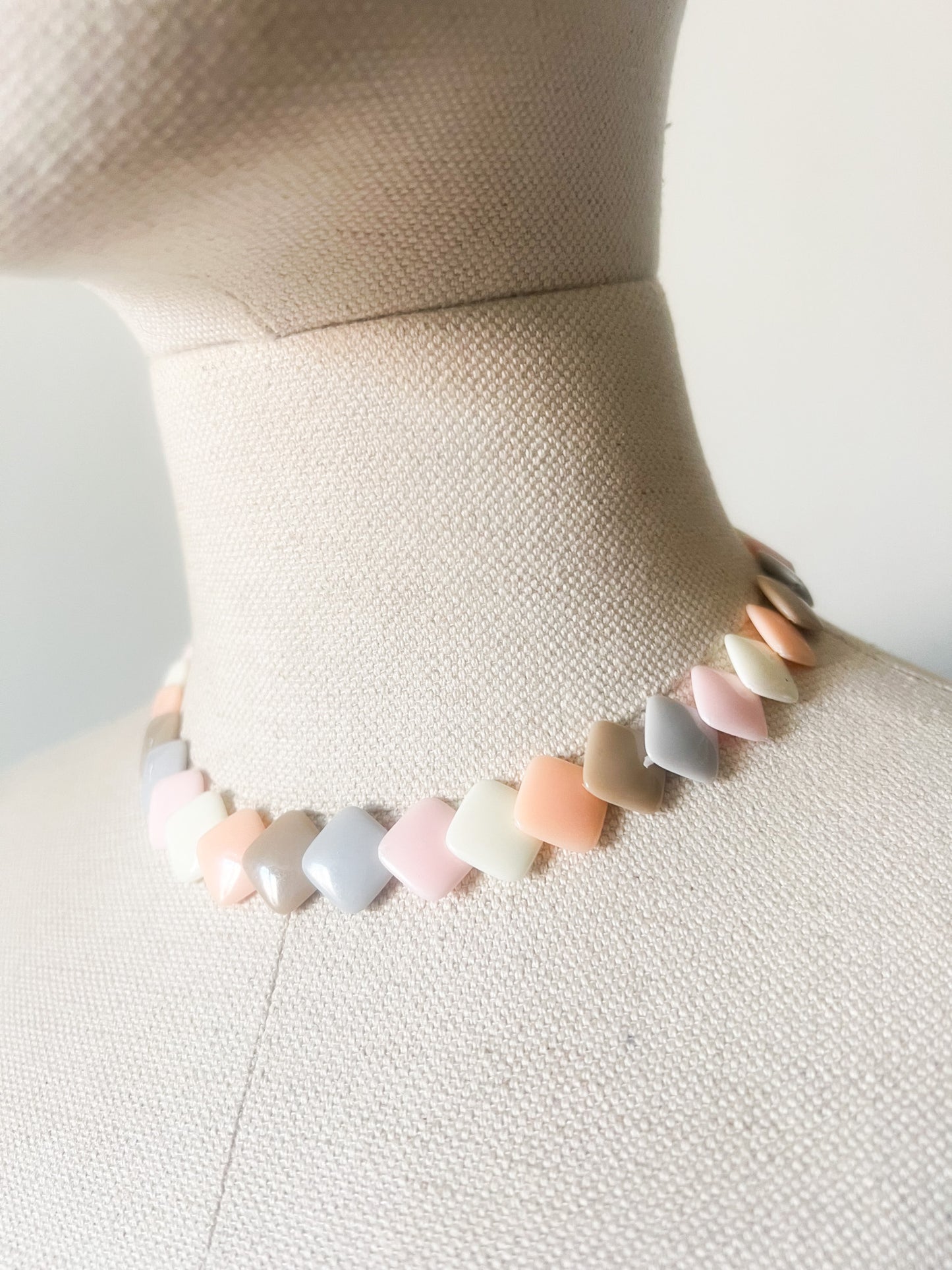 Collier Ras-de-Cou Vintage Années 80 - Perles Géométriques Pastel