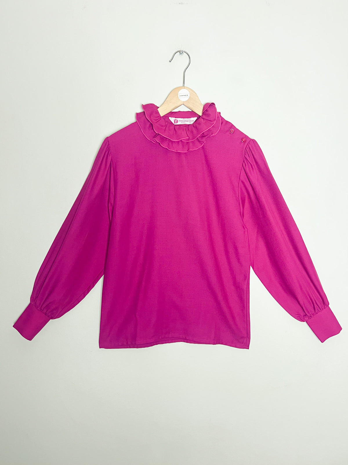 Blouse vintage 70s/80s Yves Dancourt Paris fuchsia — Col double collerette & boutons épaule — Modèle Dogme — Made in France — Taille 36