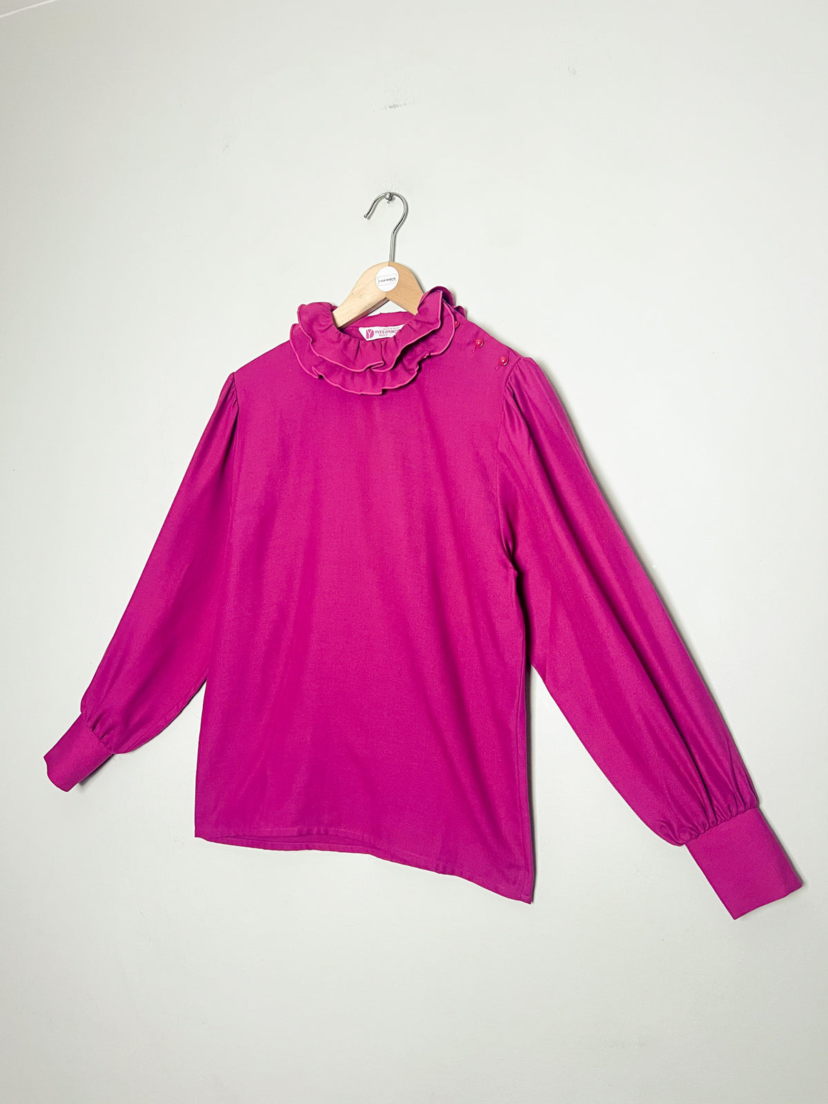Blouse vintage 70s/80s Yves Dancourt Paris fuchsia — Col double collerette & boutons épaule — Modèle Dogme — Made in France — Taille 36