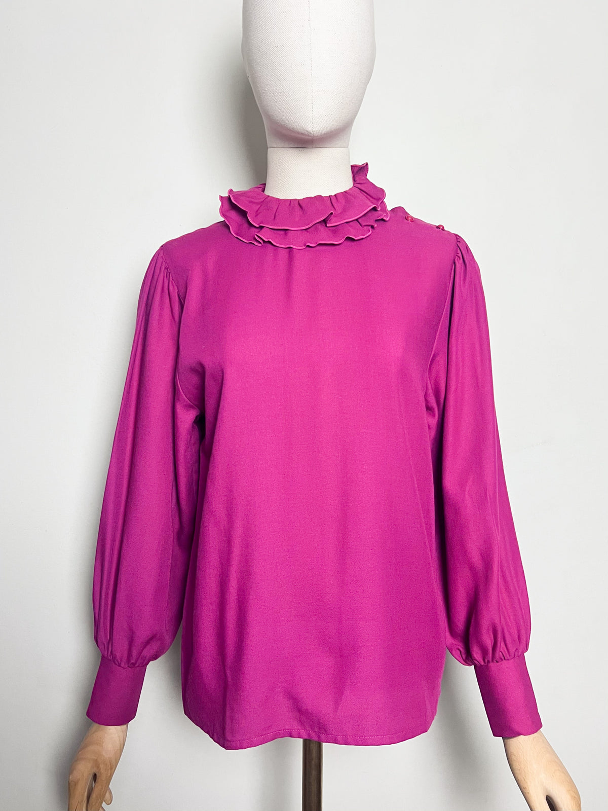 Blouse vintage 70s/80s Yves Dancourt Paris fuchsia — Col double collerette & boutons épaule — Modèle Dogme — Made in France — Taille 36