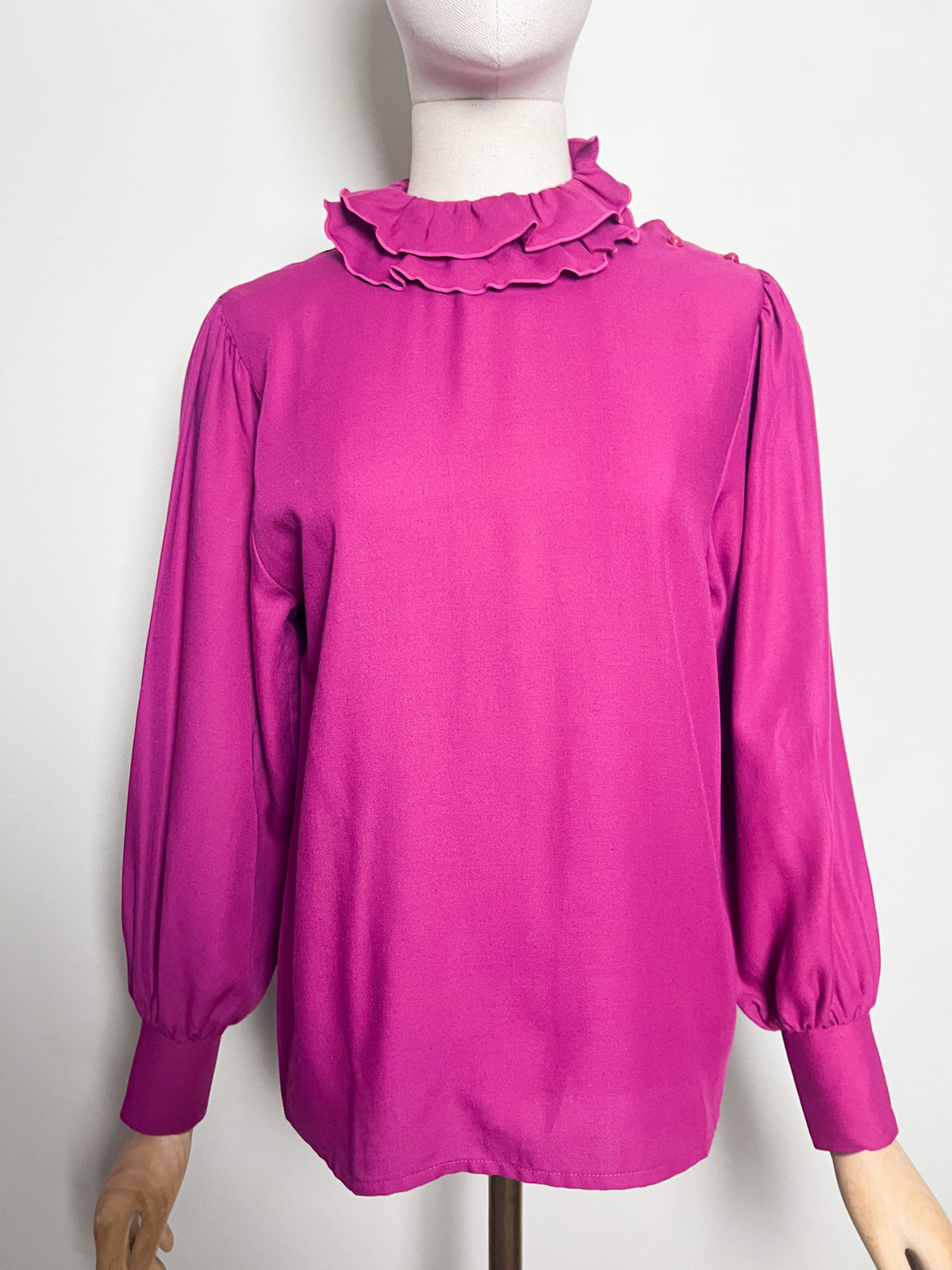 Blouse vintage 70s/80s Yves Dancourt Paris fuchsia — Col double collerette & boutons épaule — Modèle Dogme — Made in France — Taille 36