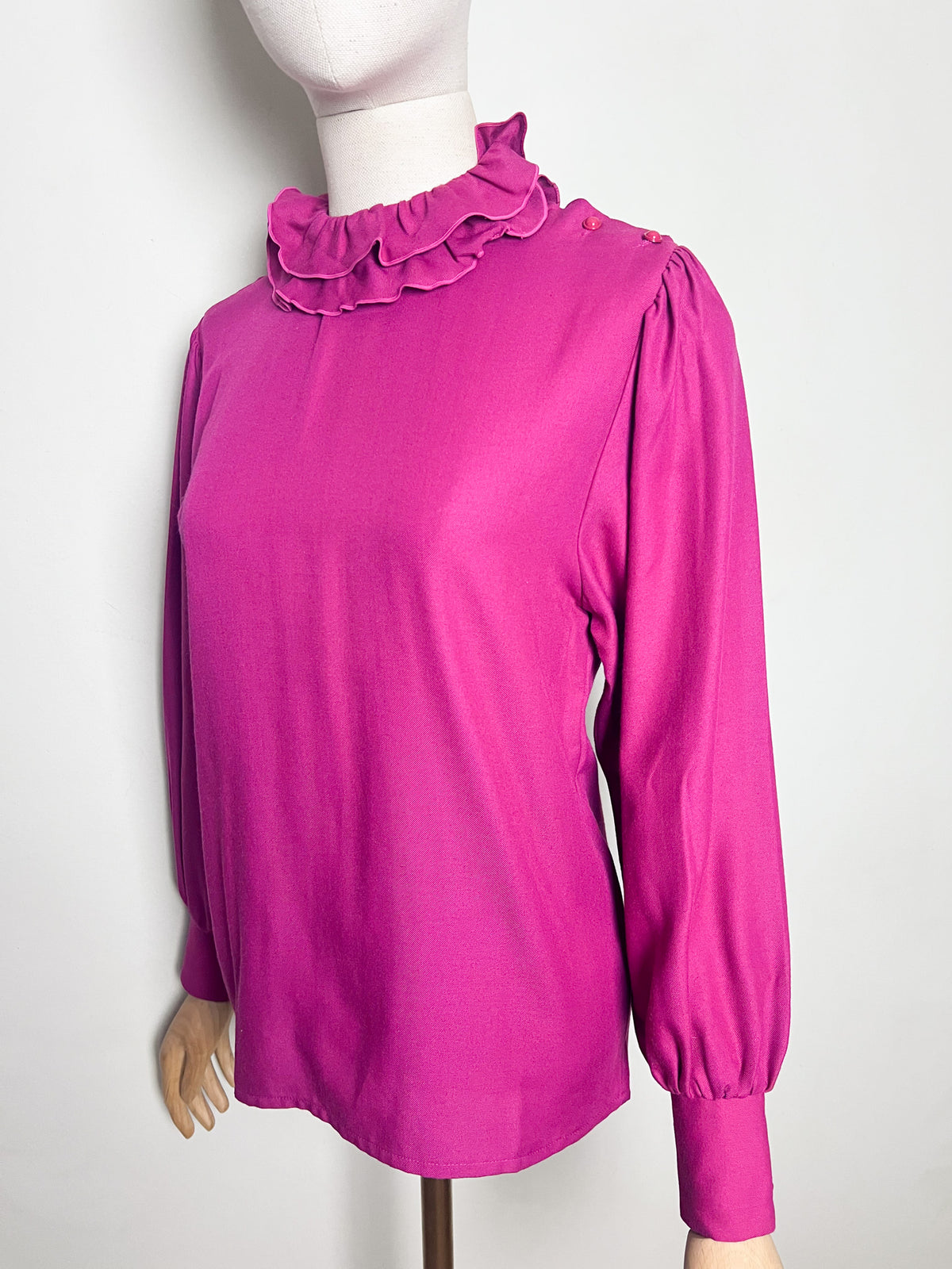 Blouse vintage 70s/80s Yves Dancourt Paris fuchsia — Col double collerette & boutons épaule — Modèle Dogme — Made in France — Taille 36