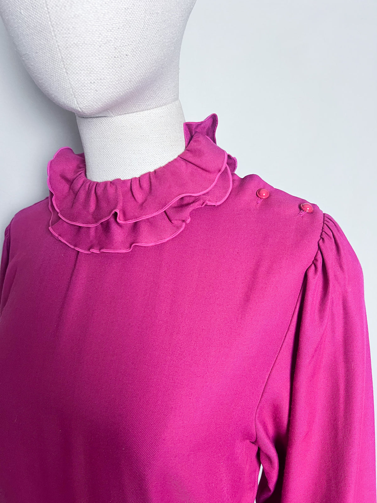 Blouse vintage 70s/80s Yves Dancourt Paris fuchsia — Col double collerette & boutons épaule — Modèle Dogme — Made in France — Taille 36