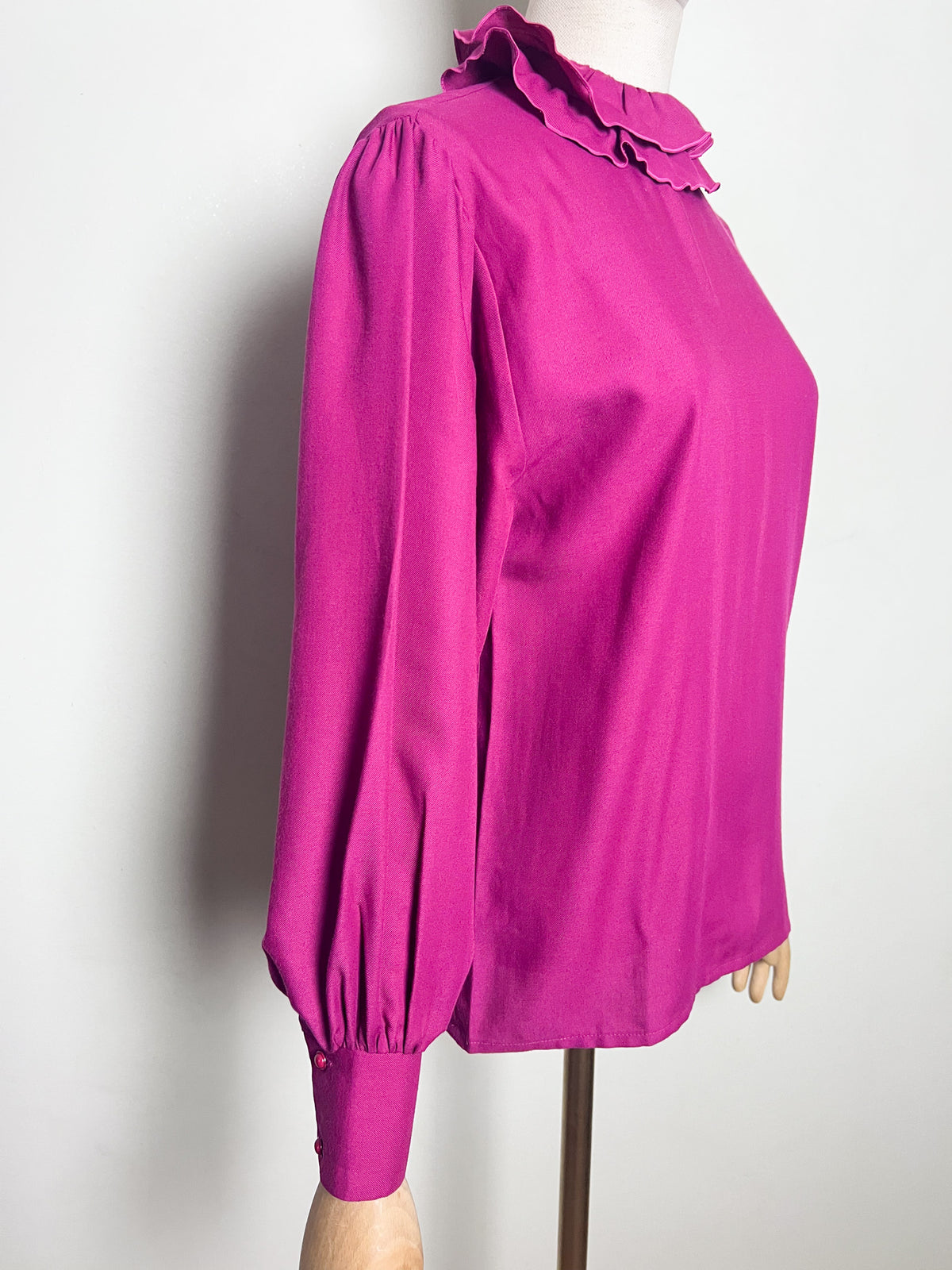 Blouse vintage 70s/80s Yves Dancourt Paris fuchsia — Col double collerette & boutons épaule — Modèle Dogme — Made in France — Taille 36