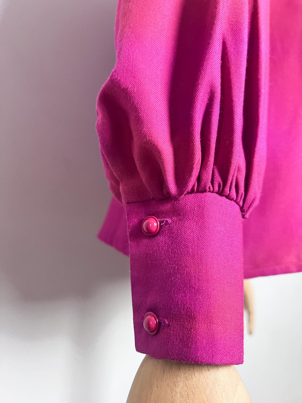 Blouse vintage 70s/80s Yves Dancourt Paris fuchsia — Col double collerette & boutons épaule — Modèle Dogme — Made in France — Taille 36