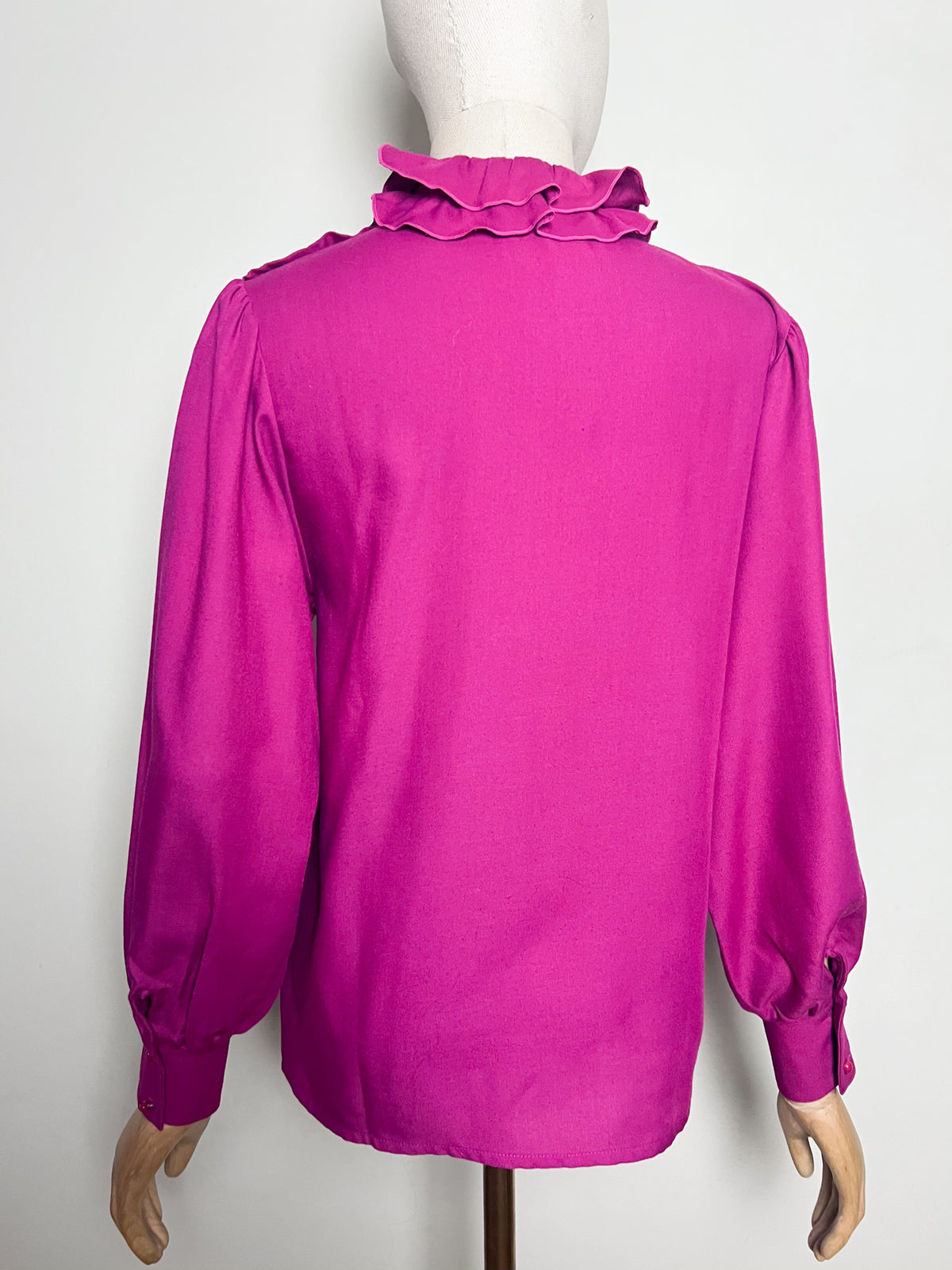 Blouse vintage 70s/80s Yves Dancourt Paris fuchsia — Col double collerette & boutons épaule — Modèle Dogme — Made in France — Taille 36