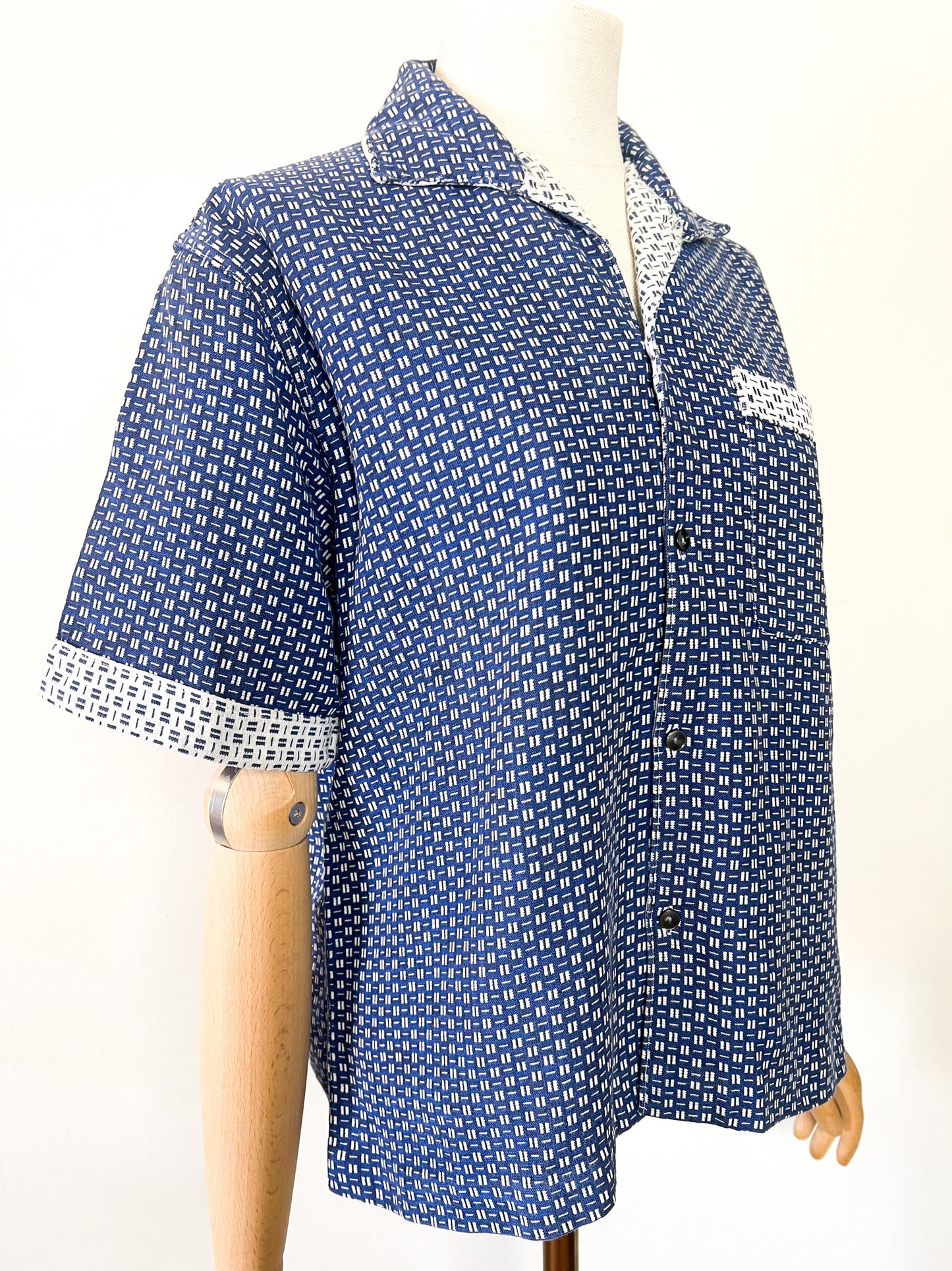 Chemise manches courtes Vintage Années 80 – Coupe Boxy - 100% Coton Épais Motifs graphique Bleu & Crème - Unisexe -T. M