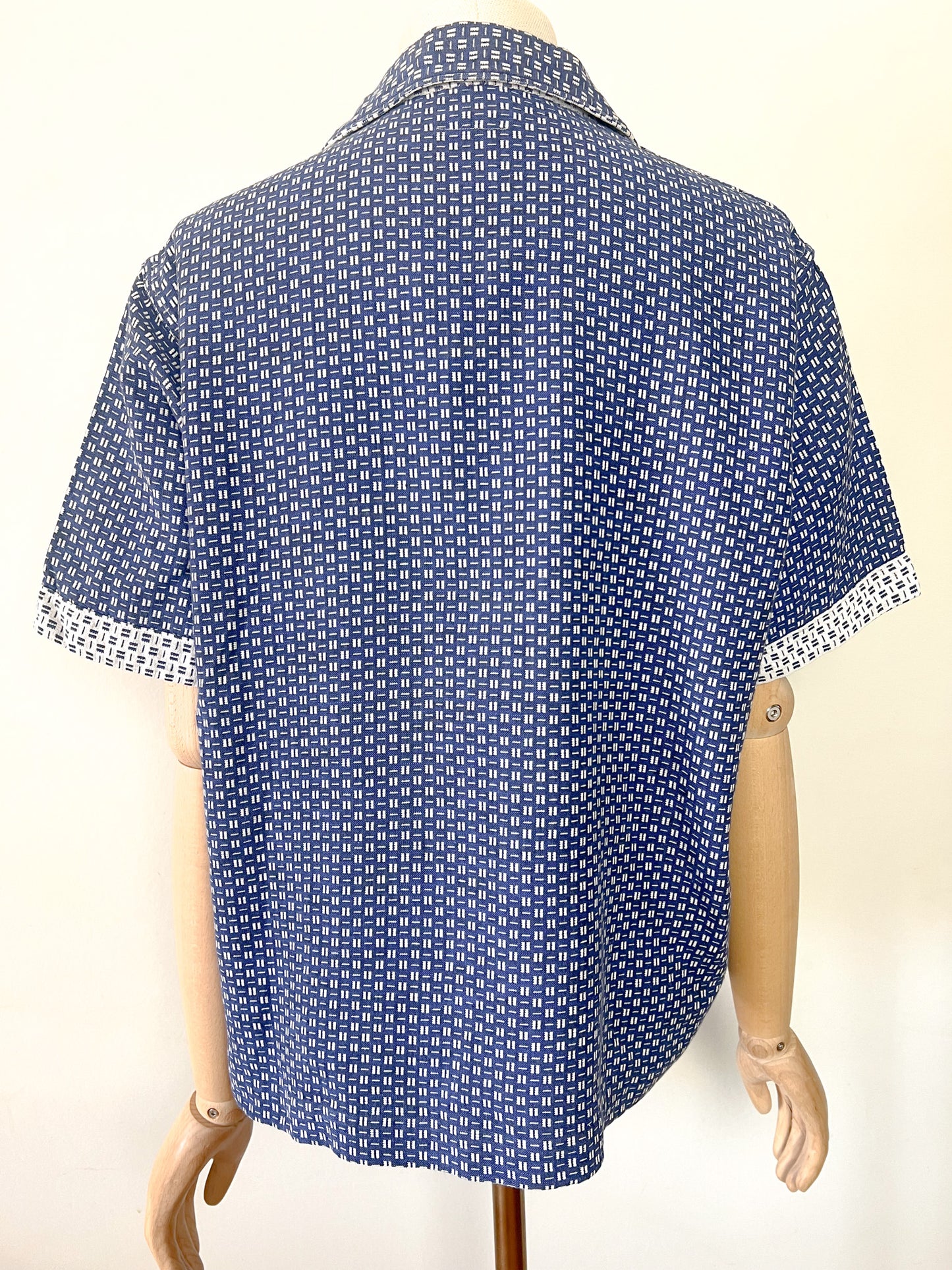 Chemise manches courtes Vintage Années 80 – Coupe Boxy - 100% Coton Épais Motifs graphique Bleu & Crème - Unisexe -T. M